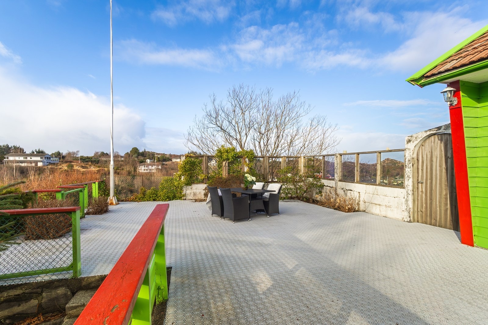 Terrassen har god plass til flere sittegrupper, solsenger og grill, og er et perfekt samlingspunkt for familie og venner på fine sommerdager. Galleribilde