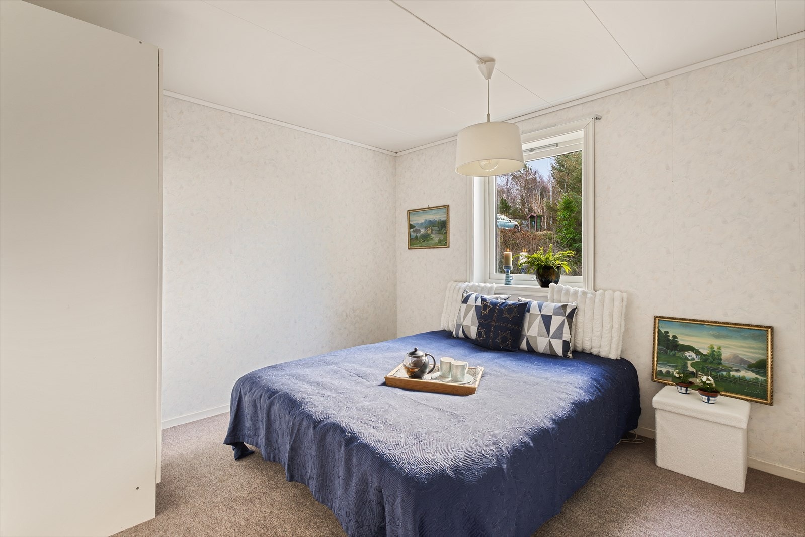 Ett av to soverom i underetasjen. Galleribilde