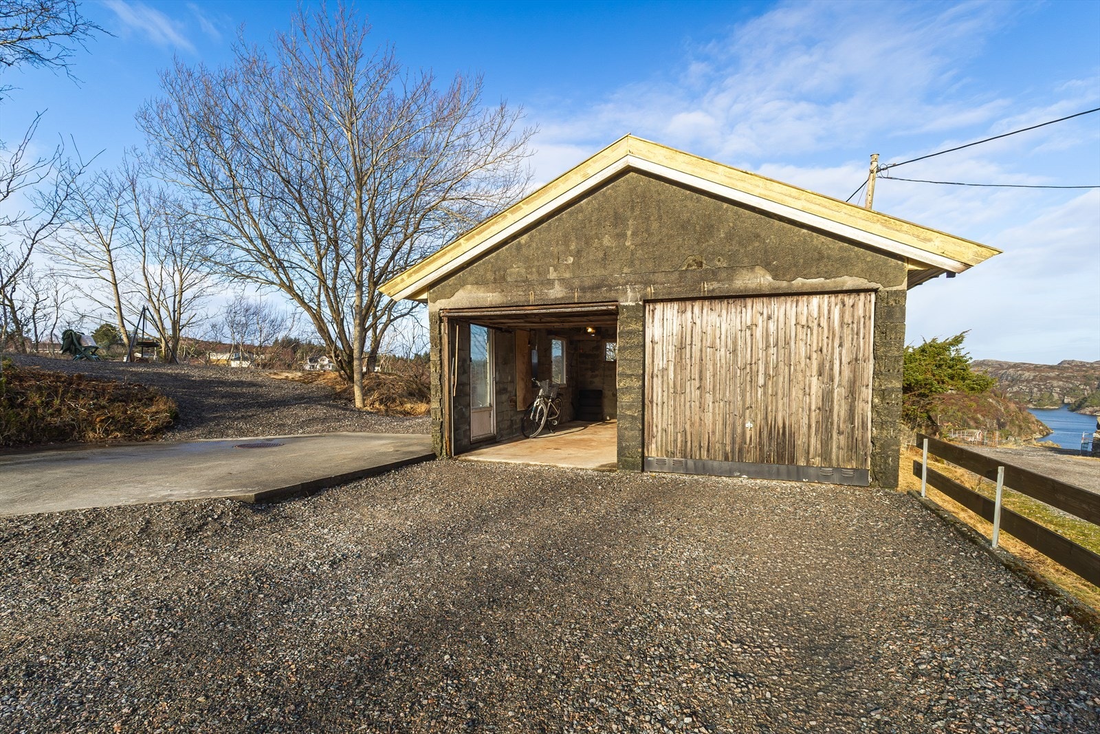 Stor dobbeltgarasje samt flere biloppstillingsplasser på tomten. Galleribilde