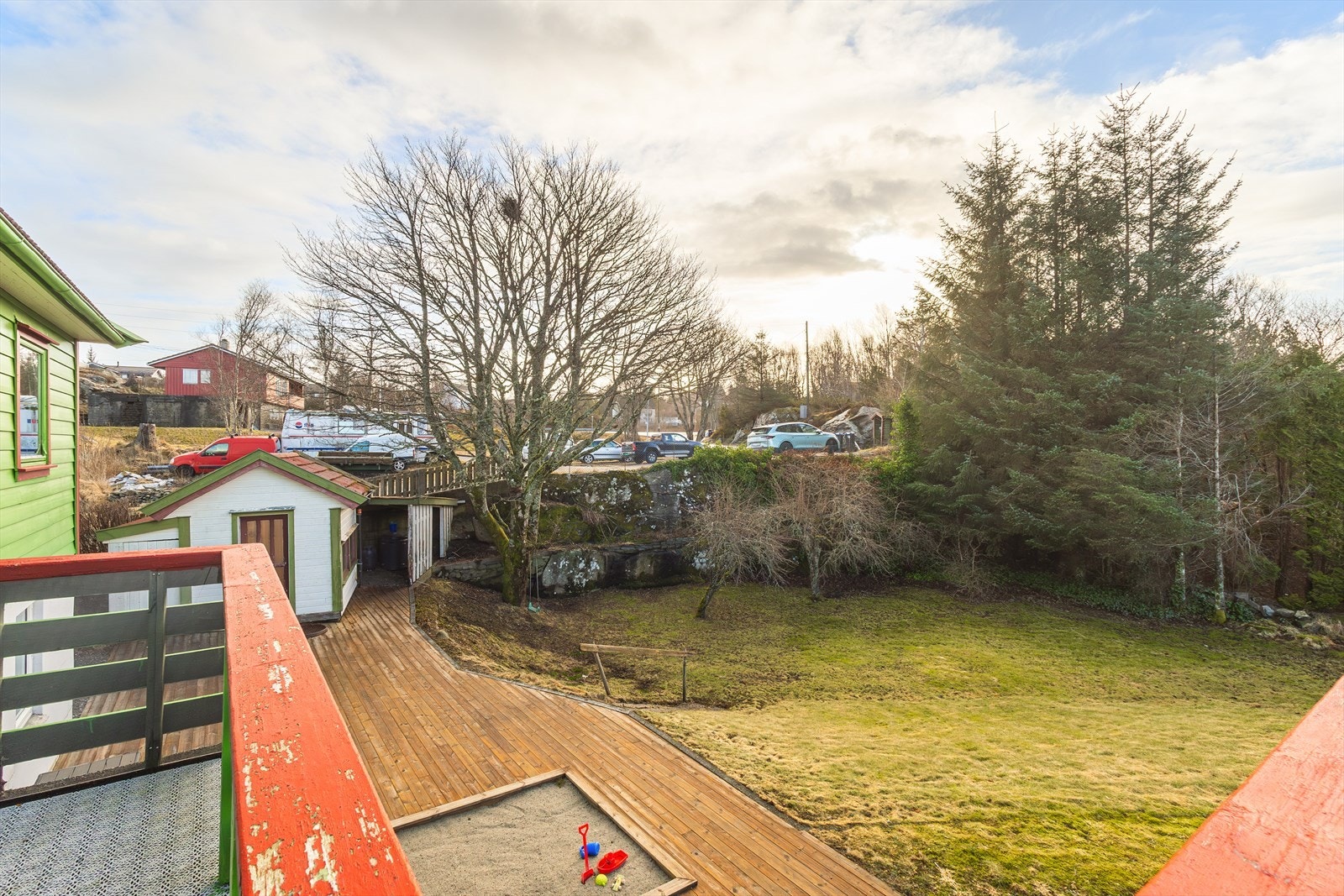 De gode solforholdene og den fine utsikten gjør uteområdet til en naturlig forlengelse av boligen i sommerhalvåret. Galleribilde