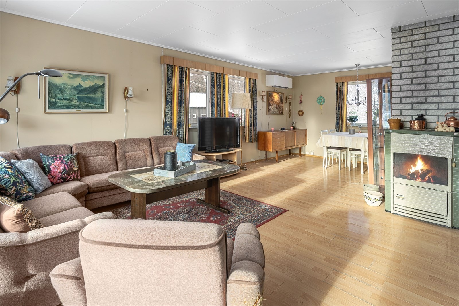 Effektiv oppvarming med både varmepumpe og vedovn Galleribilde