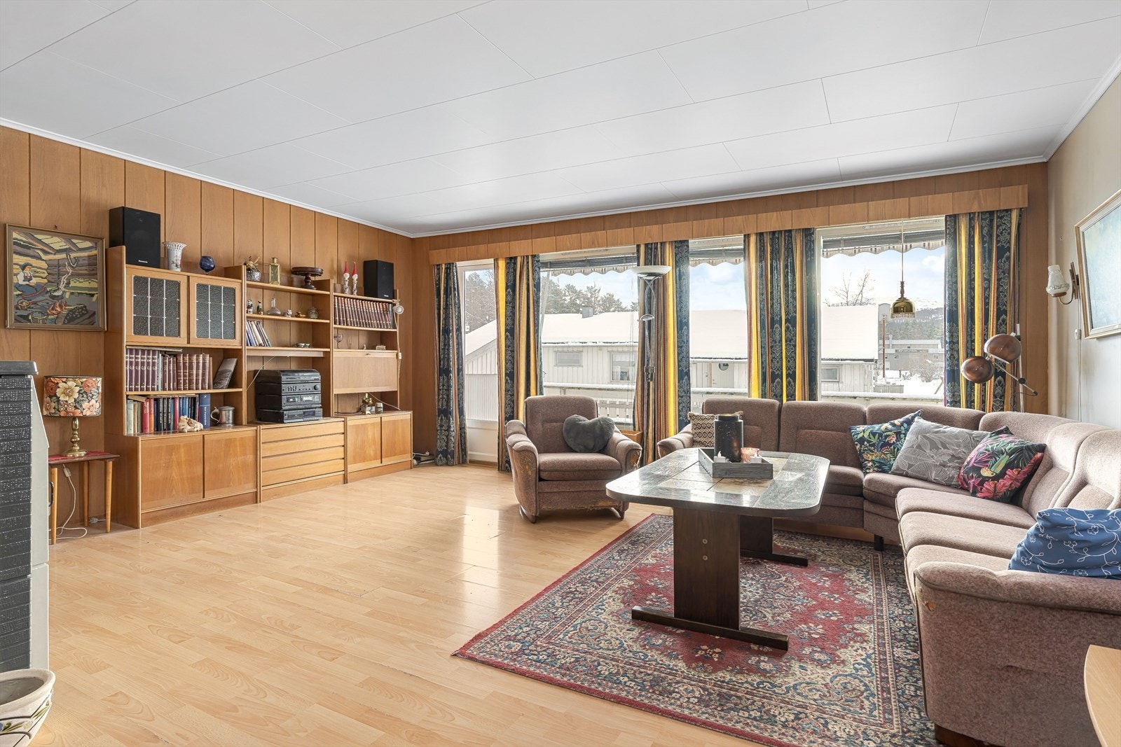 Rause vindusflater som skaper en behagelig atmosfære Galleribilde