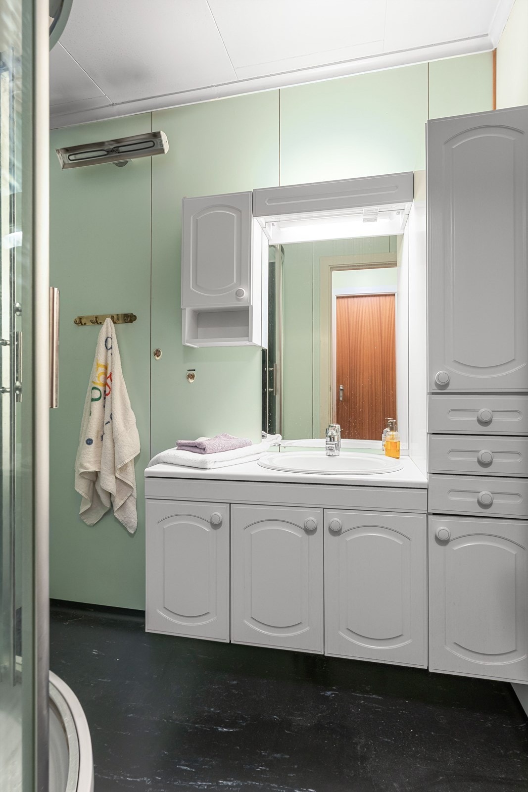 Baderommet byr på en smart og praktisk innredning Galleribilde