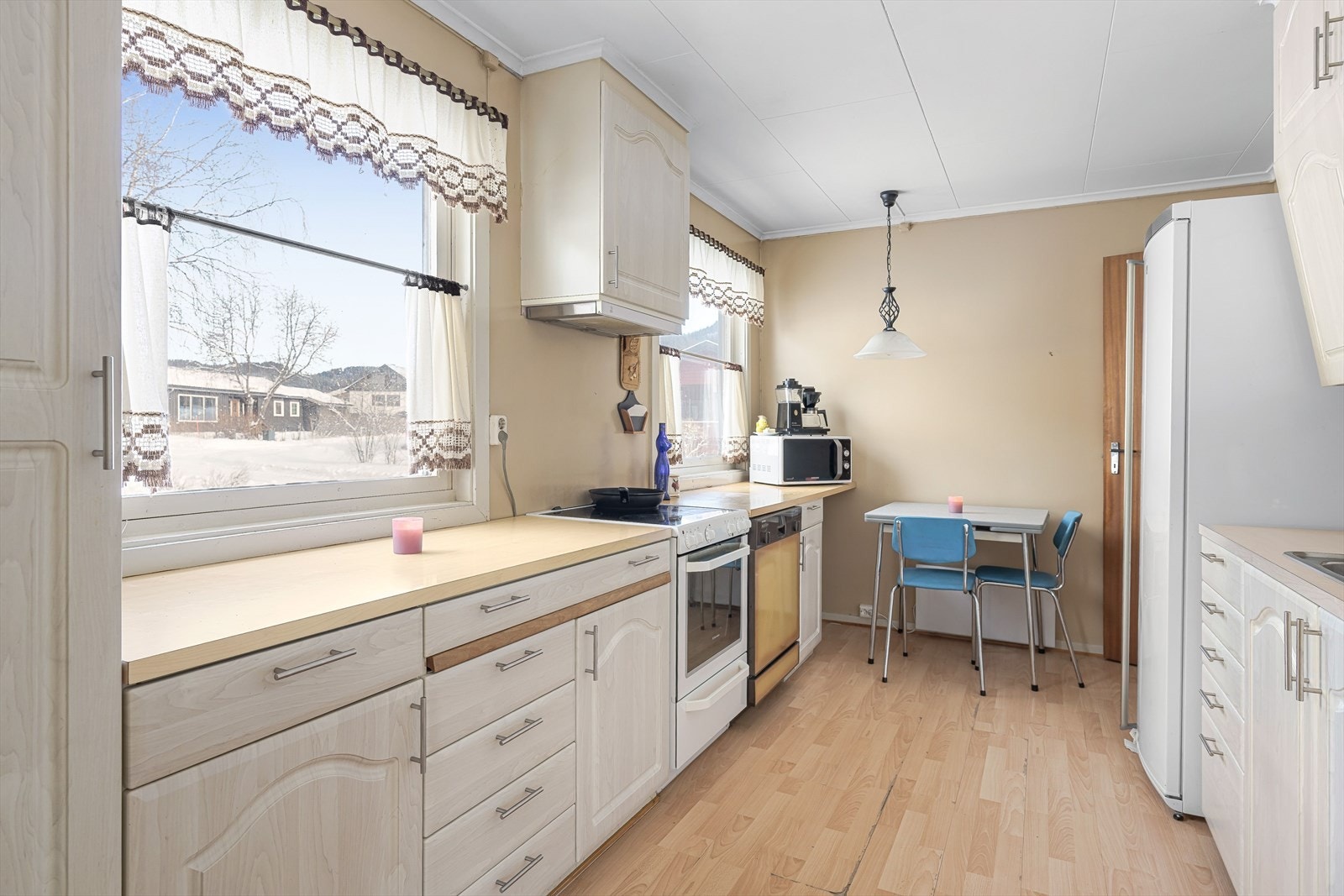 Kjøkkenet er praktisk adskilt fra stuen Galleribilde