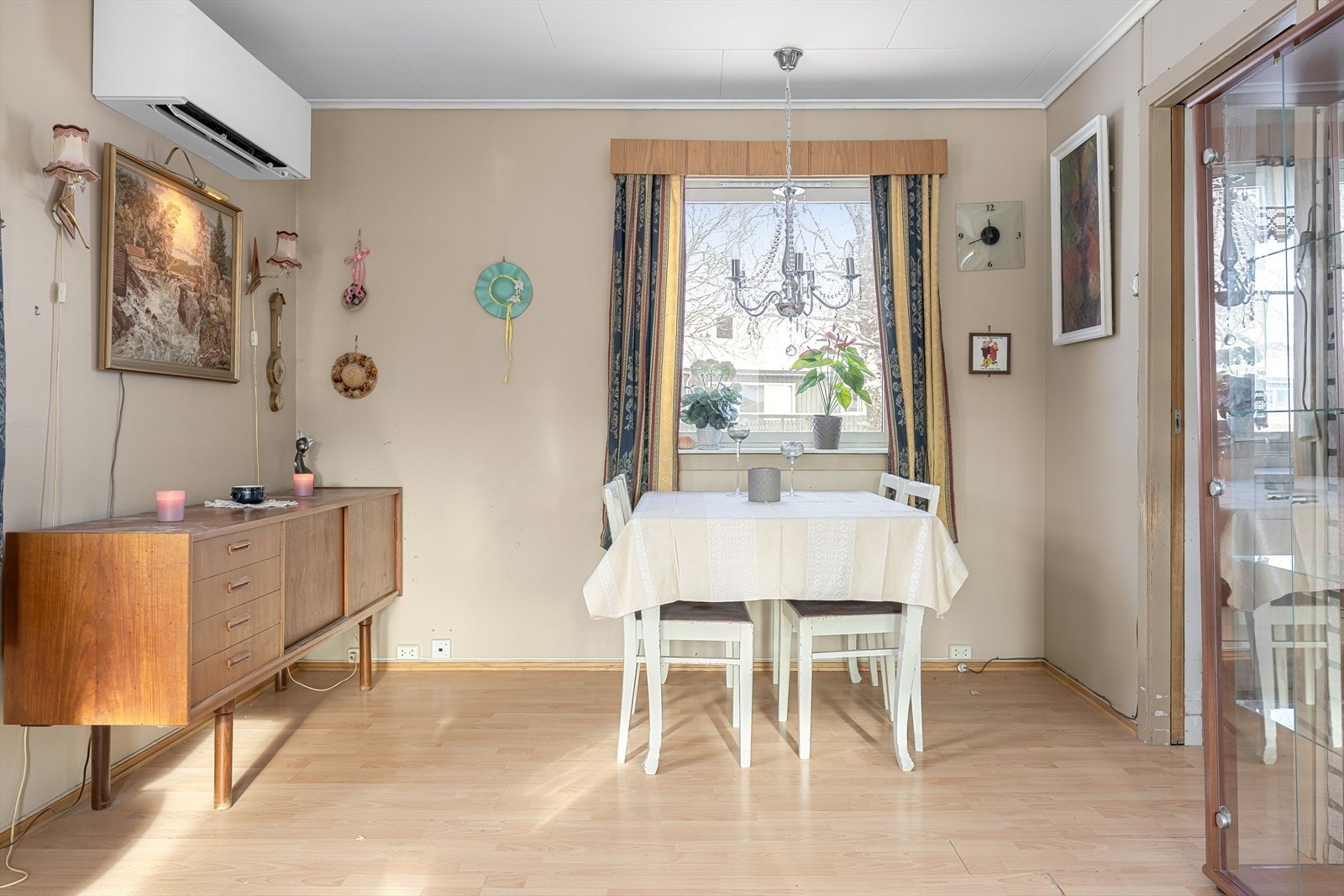 Spisestue som knytter stue og kjøkken elegant sammen Galleribilde