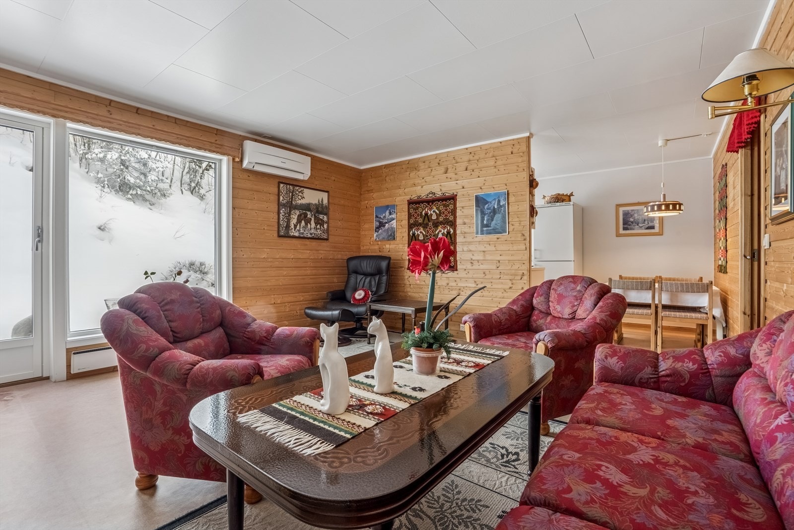 Åpen løsning mellom stue og kjøkken skaper en sosial sone, med direkte tilgang til spiseplass. Galleribilde