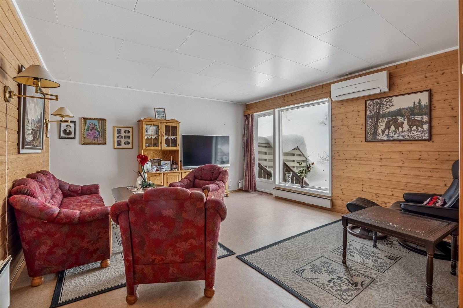 Store vindusflater gir utsikt mot snødekte områder, og varmepumpe sørger for komfortabel innetemperatur. Galleribilde