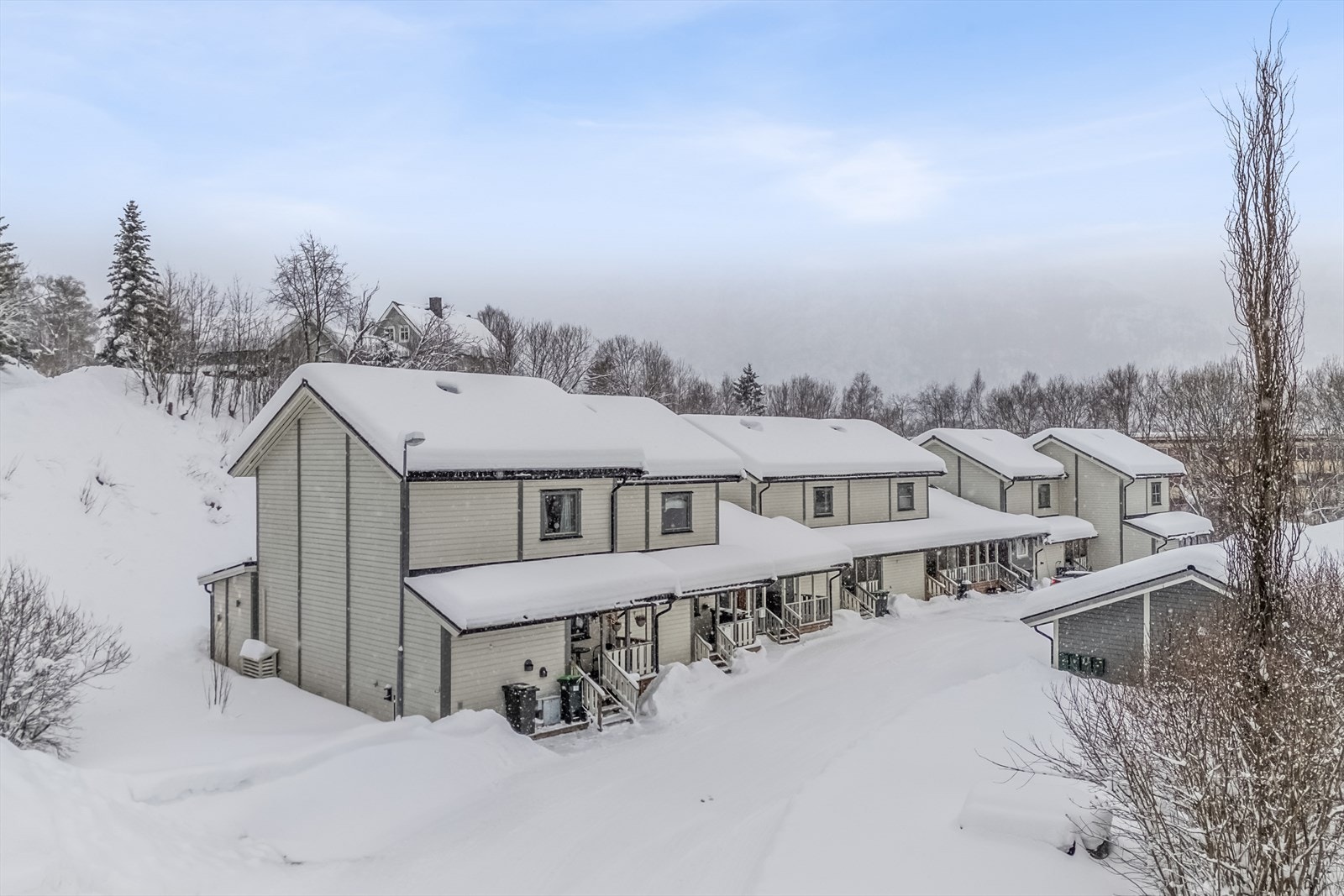 Fasade og uteareal. Galleribilde