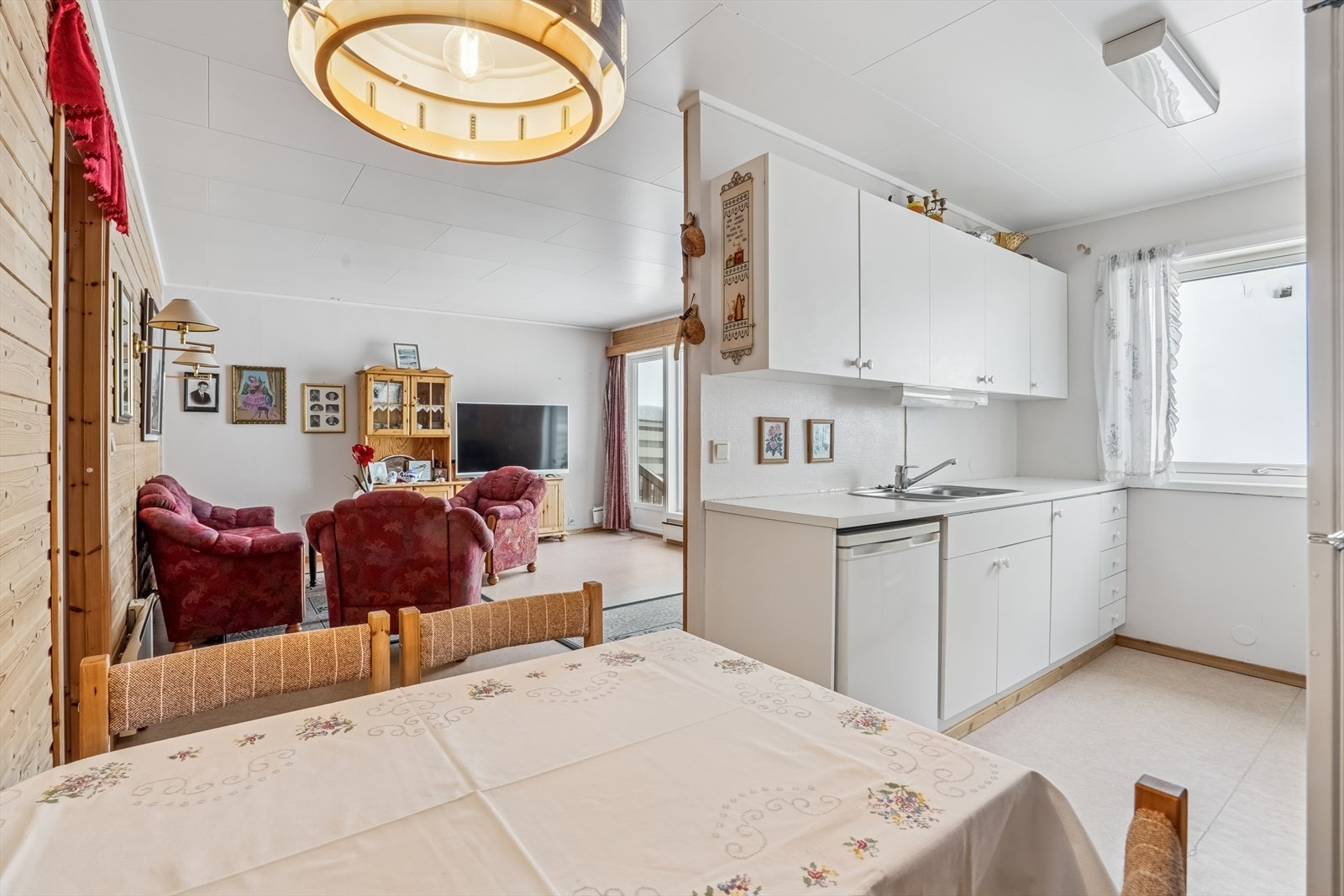 Åpen løsning mellom stue og kjøkken gir en praktisk og sosial atmosfære. Galleribilde