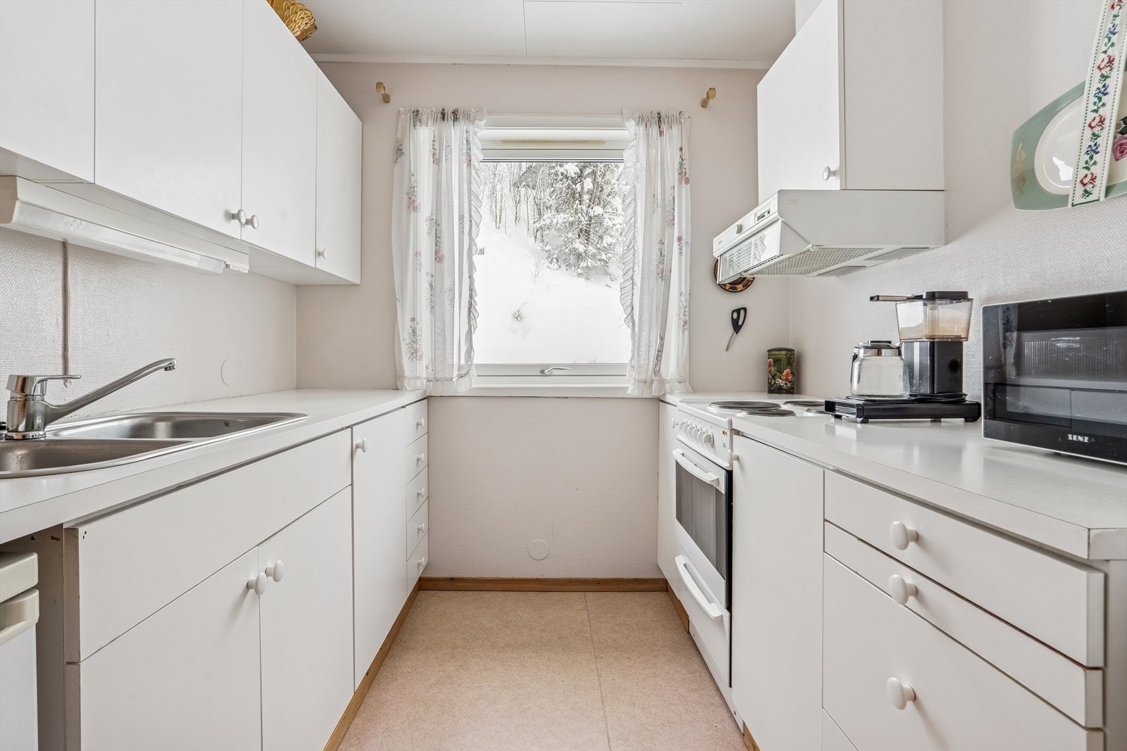 Kjøkkenet har glatte fronter og laminat benkeplate. Ingen av hvitevarene følger med i salget. Galleribilde