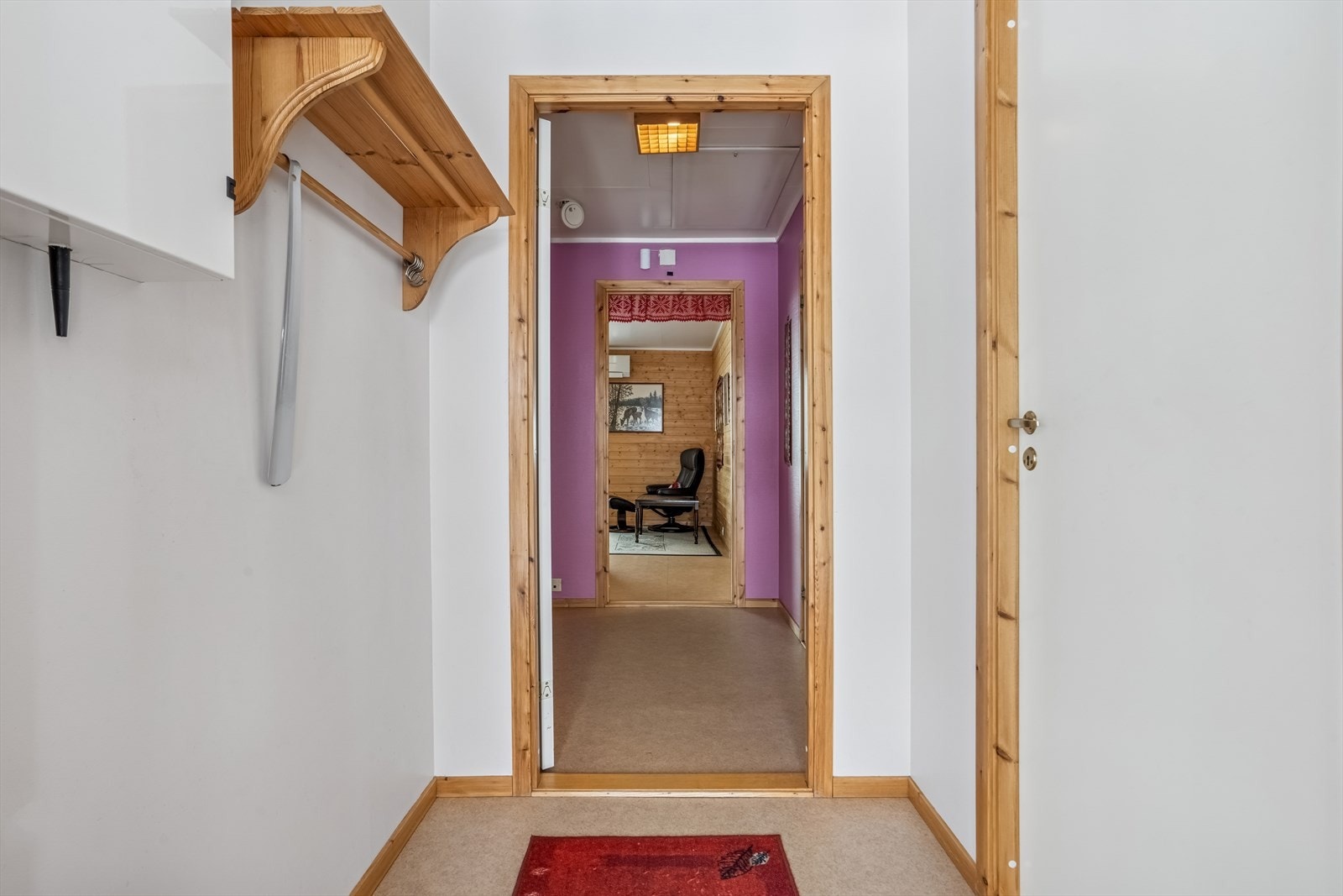 Det er plass til oppbevaring i entréen med en praktisk hylle og stang for yttertøy. Galleribilde