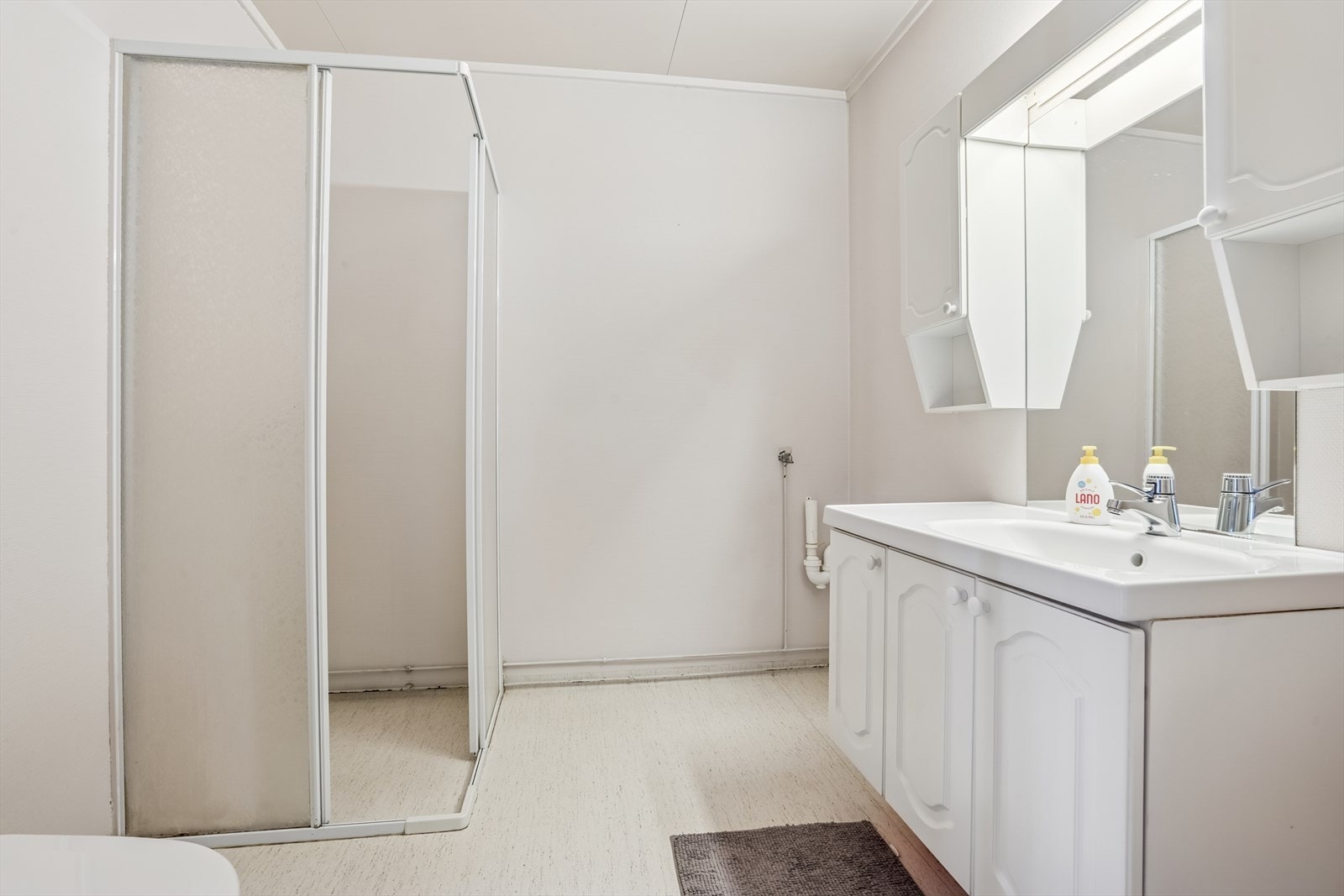 Badet har vinyl gulvbelegg og malte plater på vegger. Galleribilde