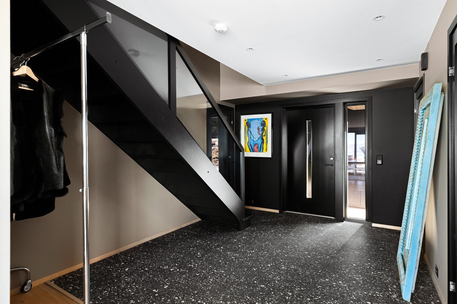 Boligen har en innbydende og romslig entré med moderne uttrykk og praktiske løsninger. Galleribilde