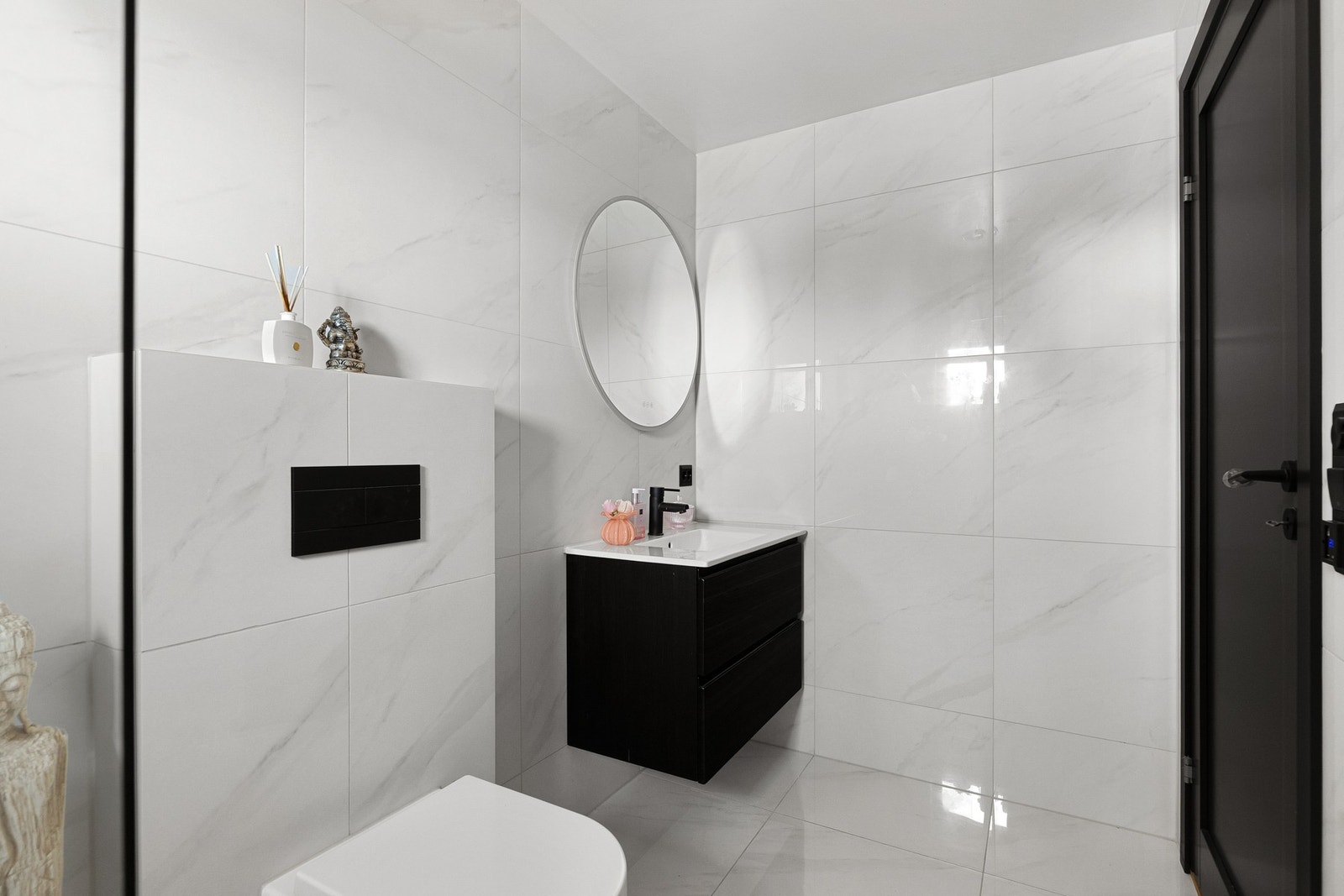 Badet holder en gjennomgående moderne standard med stilrene materialvalg og funksjonelle løsninger. Galleribilde