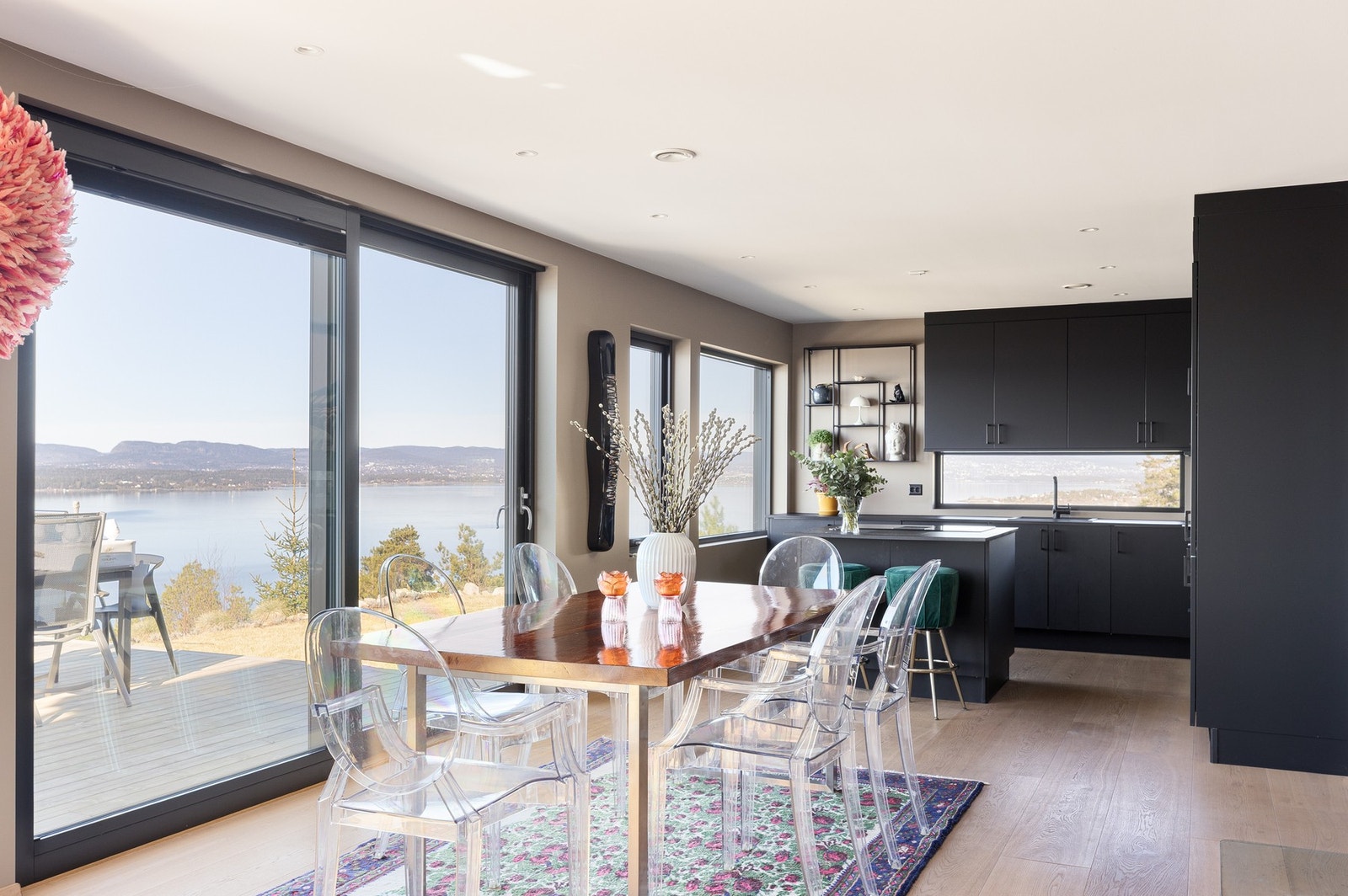 Med plass til stort spisebord kan du nyte hyggelige måltider med familie og venner, til en fantastisk utsikt. Galleribilde