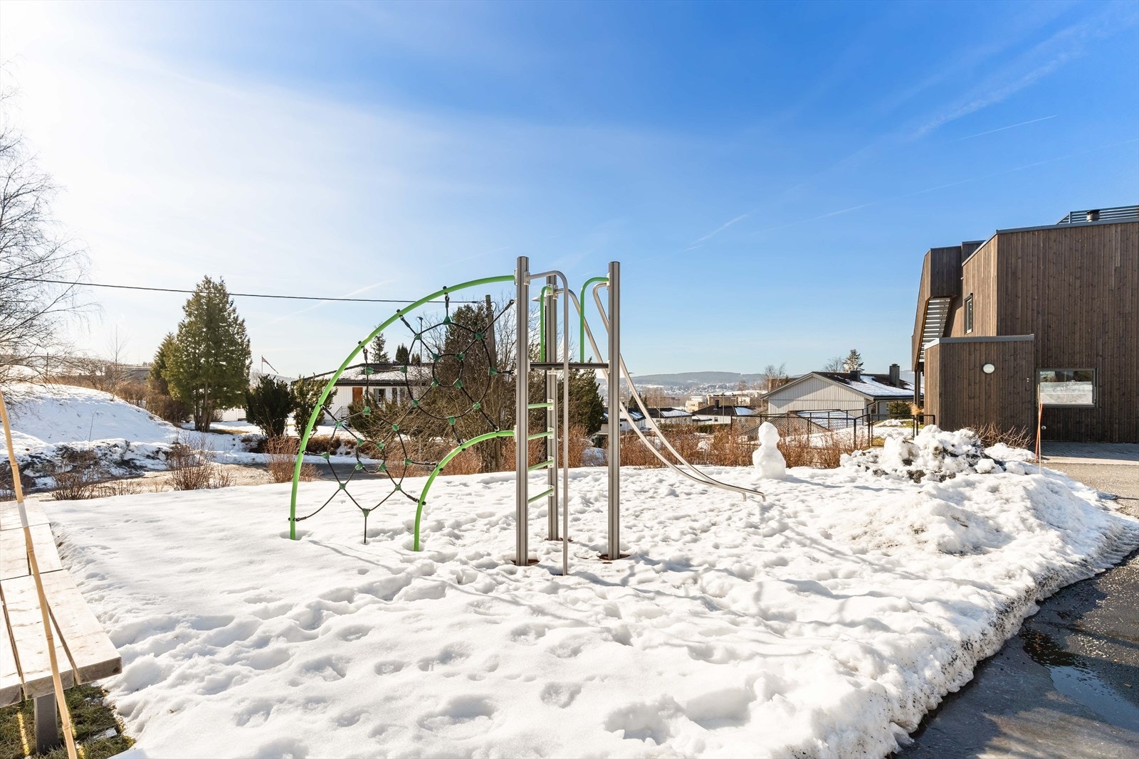 Trygt og hyggelig bomiljø med gode solforhold og flotte fellesarealer. Her ligger alt til rette for en aktiv og komfortabel hverdag. Galleribilde