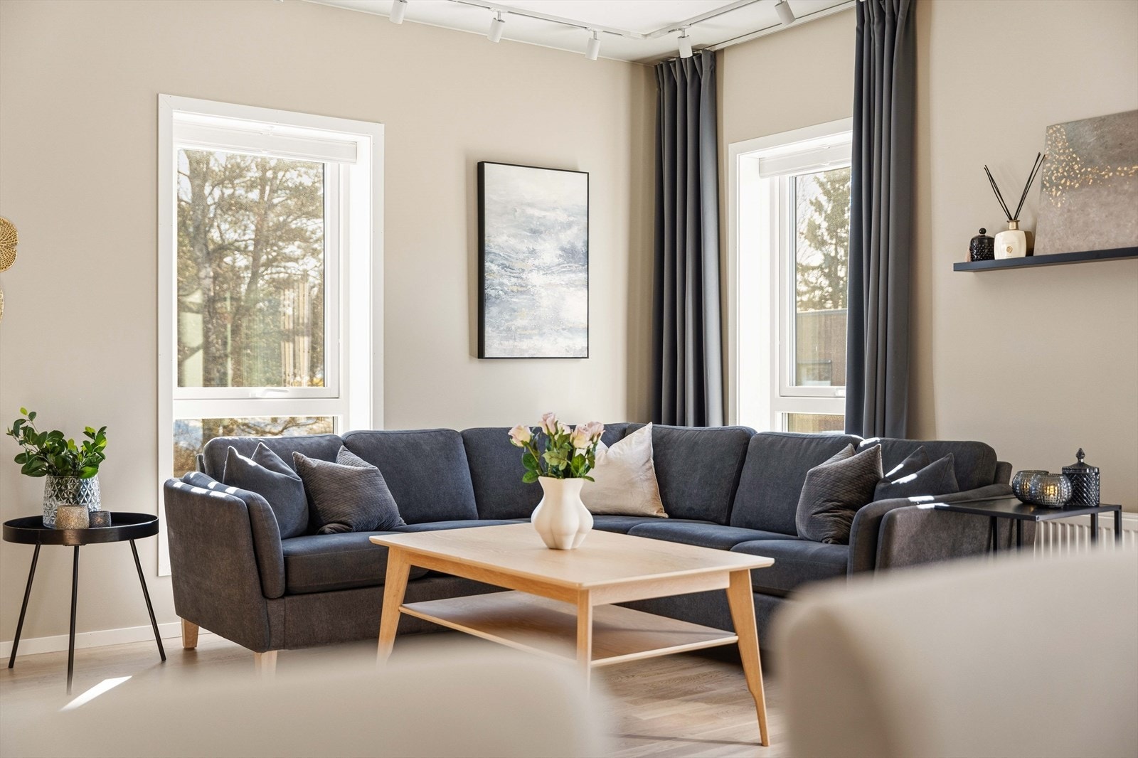 Lys og moderne stue med stilrene overflater og store vinduer. Her får du en lun og harmonisk atmosfære året rundt. Galleribilde