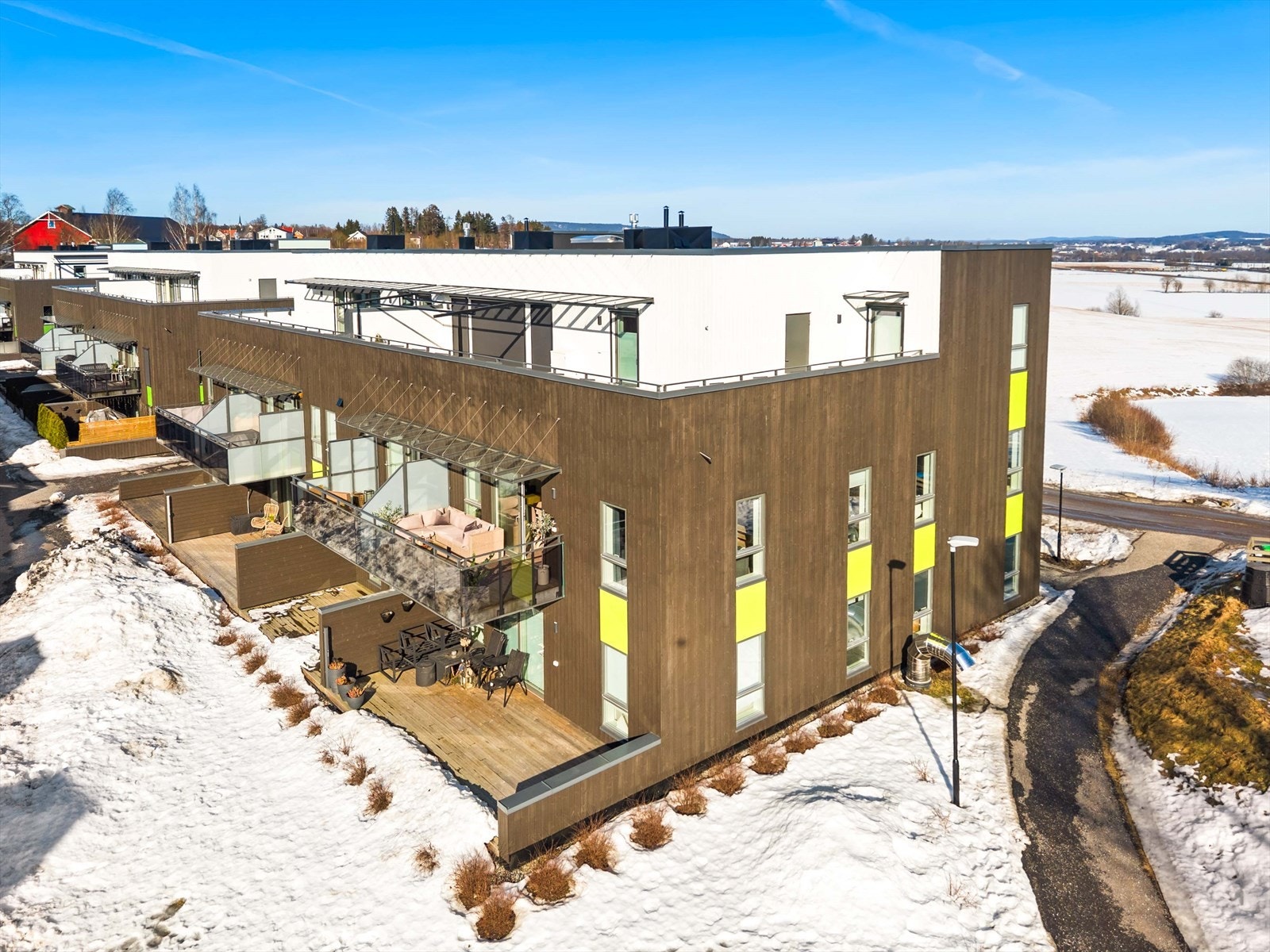 Barnevennlig område med nærhet til lekeplasser og gode uteområder. Perfekt for familier i alle faser. Galleribilde