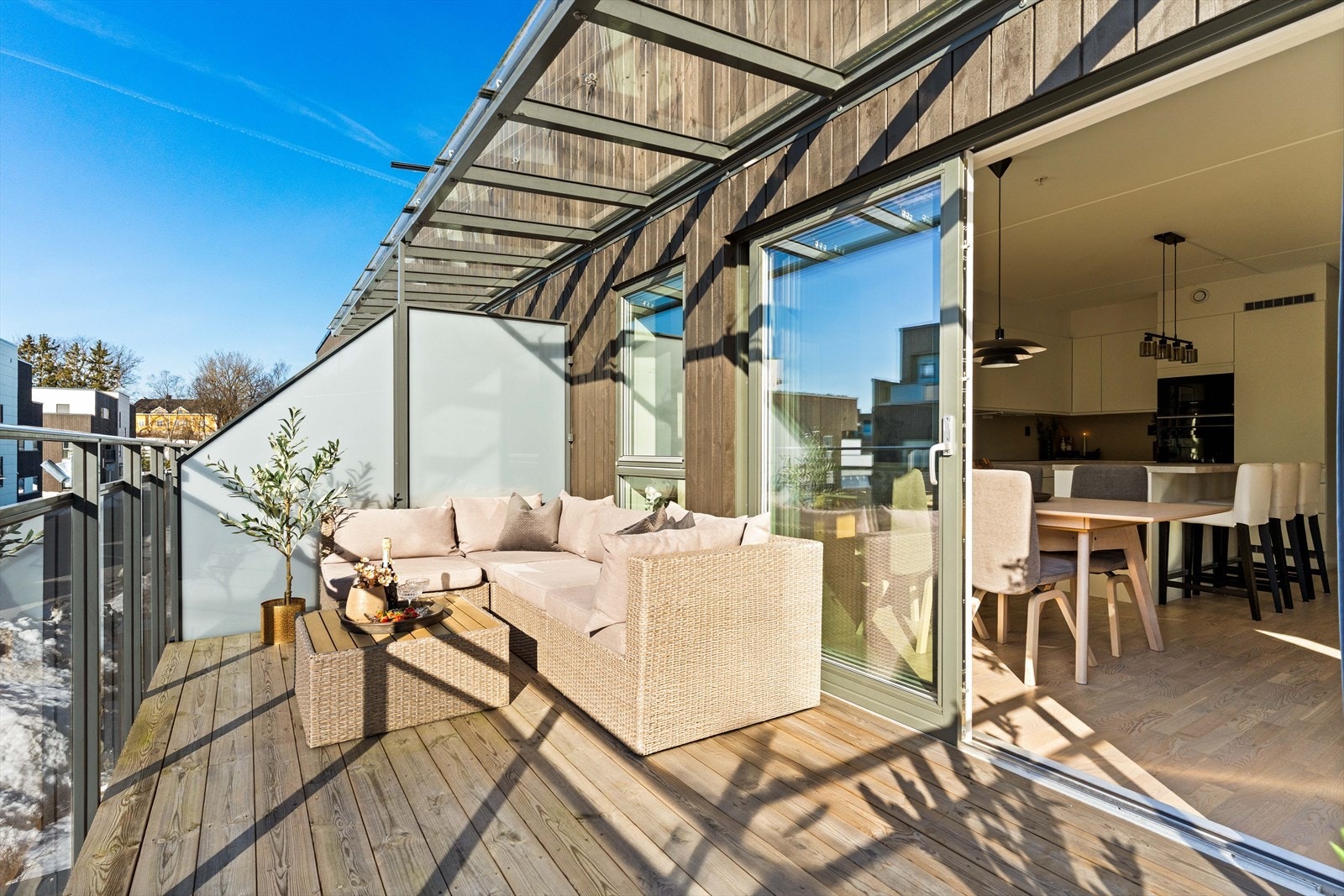 Stemningsfull uteplass med plass til både morgenkaffe og kveldshygge. En naturlig forlengelse av boligens oppholdsrom. Galleribilde