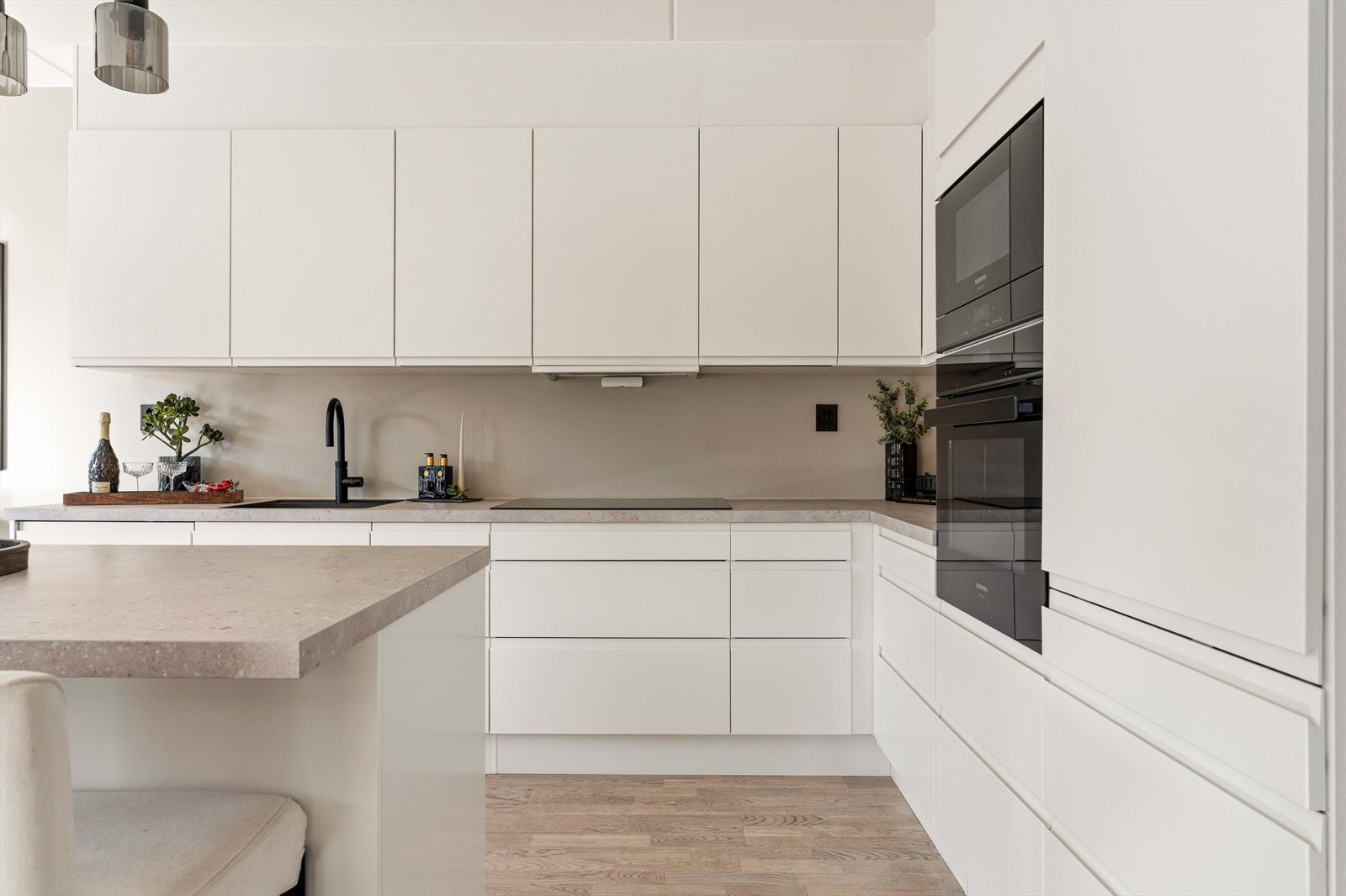 Delikate detaljer og gjennomført stil gir kjøkkenet et eksklusivt preg. Her får du både estetikk og funksjonalitet i perfekt balanse. Galleribilde