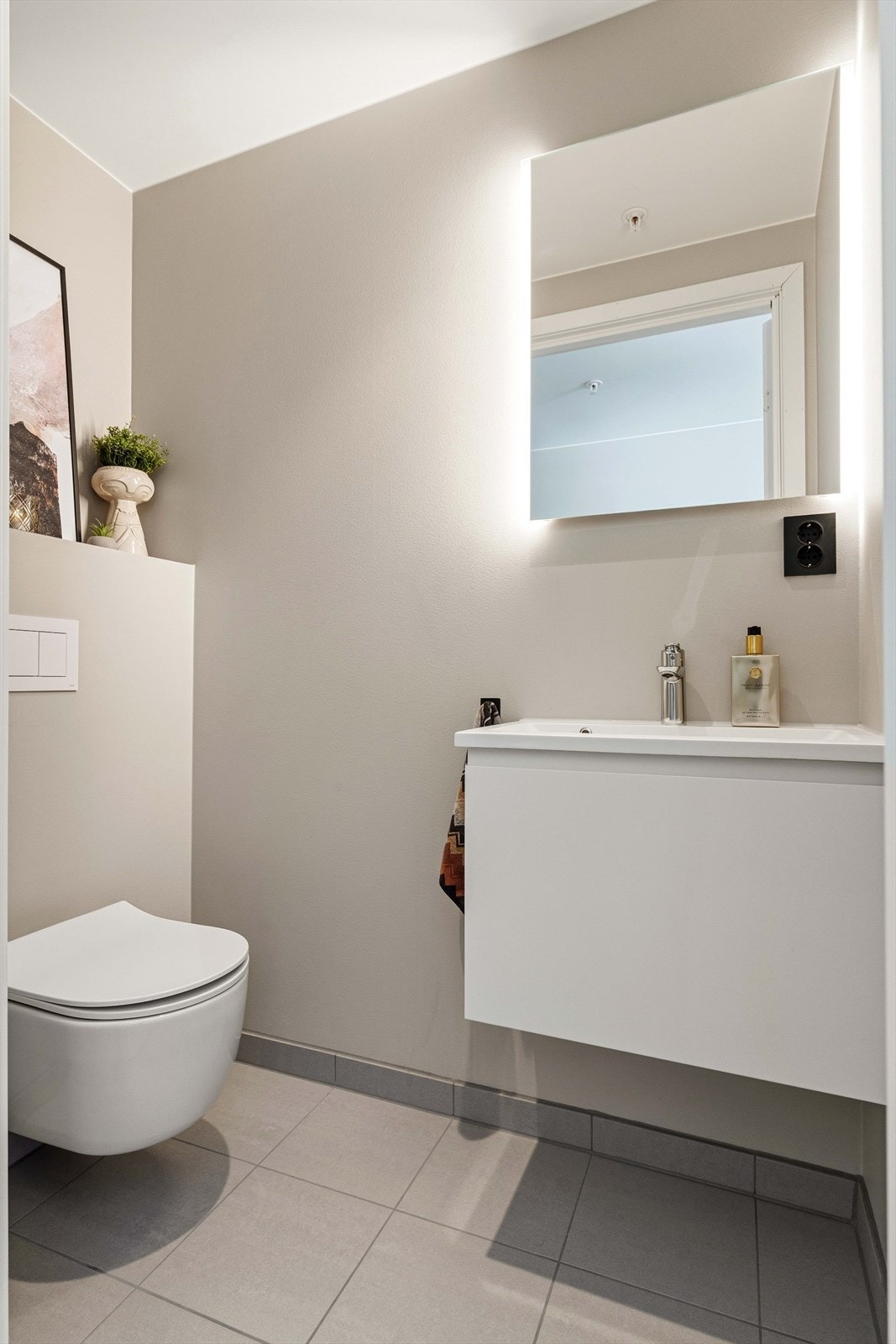 Ekstra toalettrom som gjør hverdagen enklere for familien og gjester. Praktisk plassert i boligen. Galleribilde