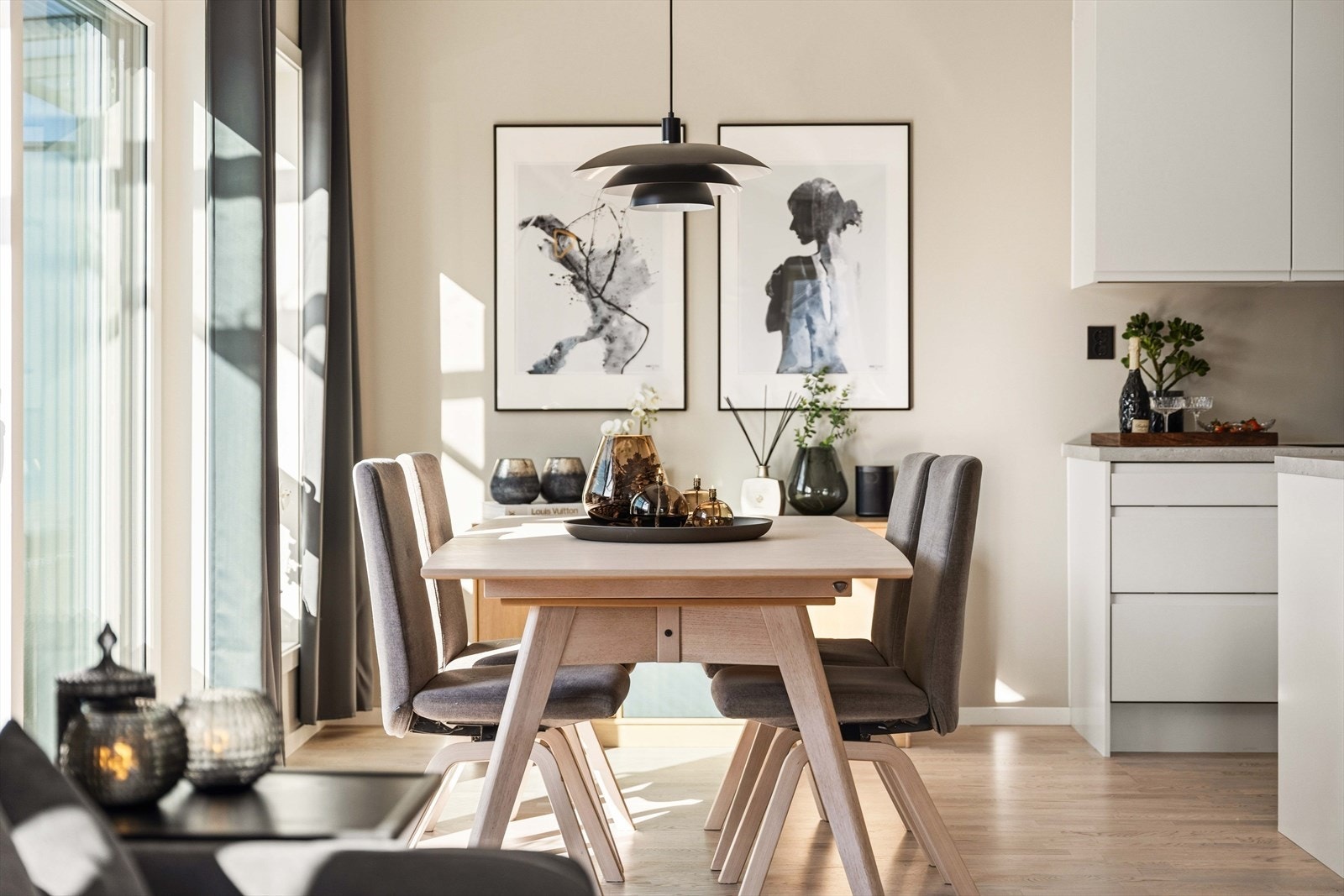 Lys spiseplass med hyggelig utsyn og god plass til hele familien. Et naturlig samlingspunkt i hjemmet. Galleribilde