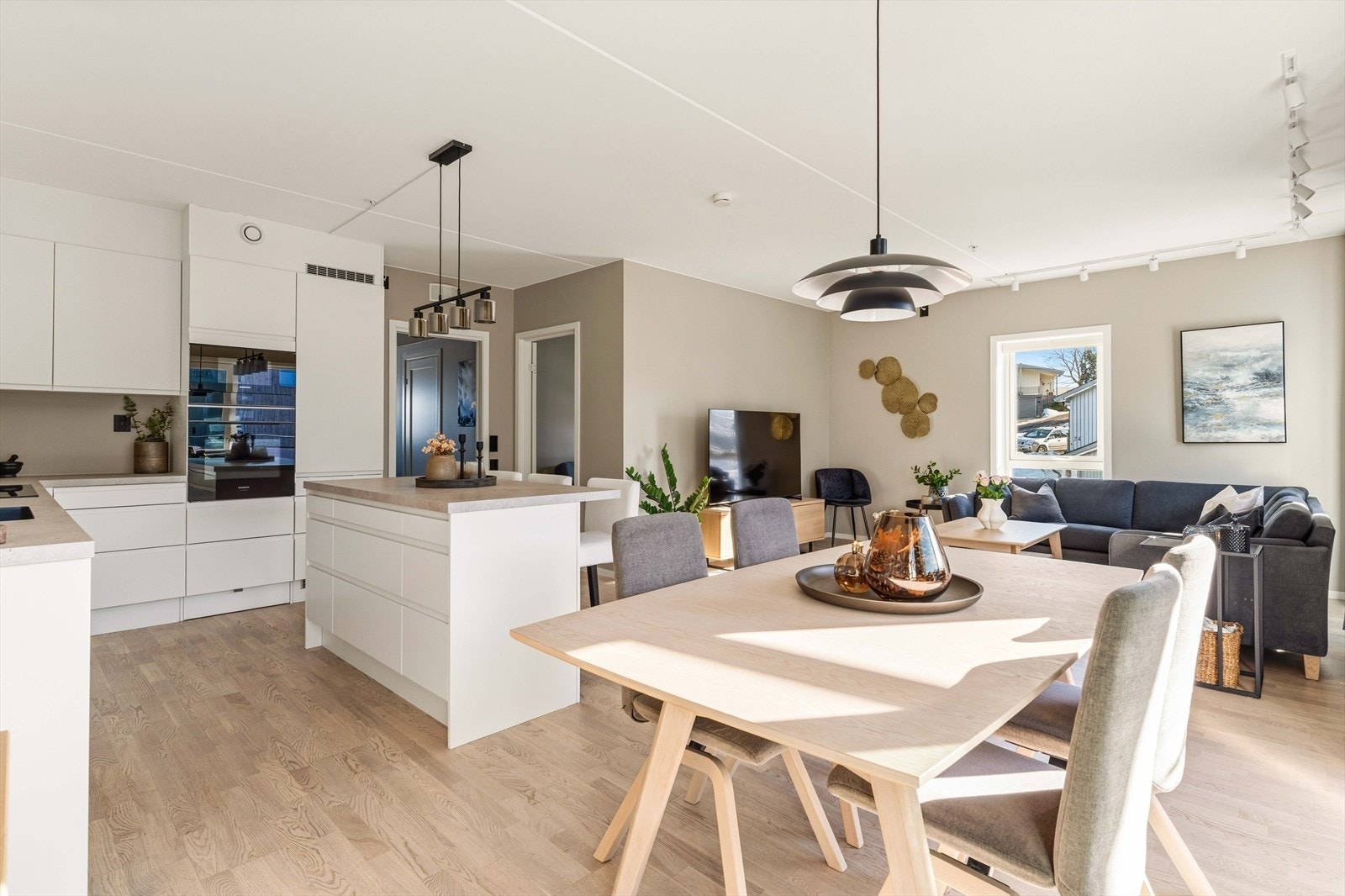 Spiseplassen ligger naturlig tilknyttet kjøkkenet og er perfekt for både hverdagsmiddager og sosiale sammenkomster. Store vinduer gir et lyst og behagelig miljø. Galleribilde