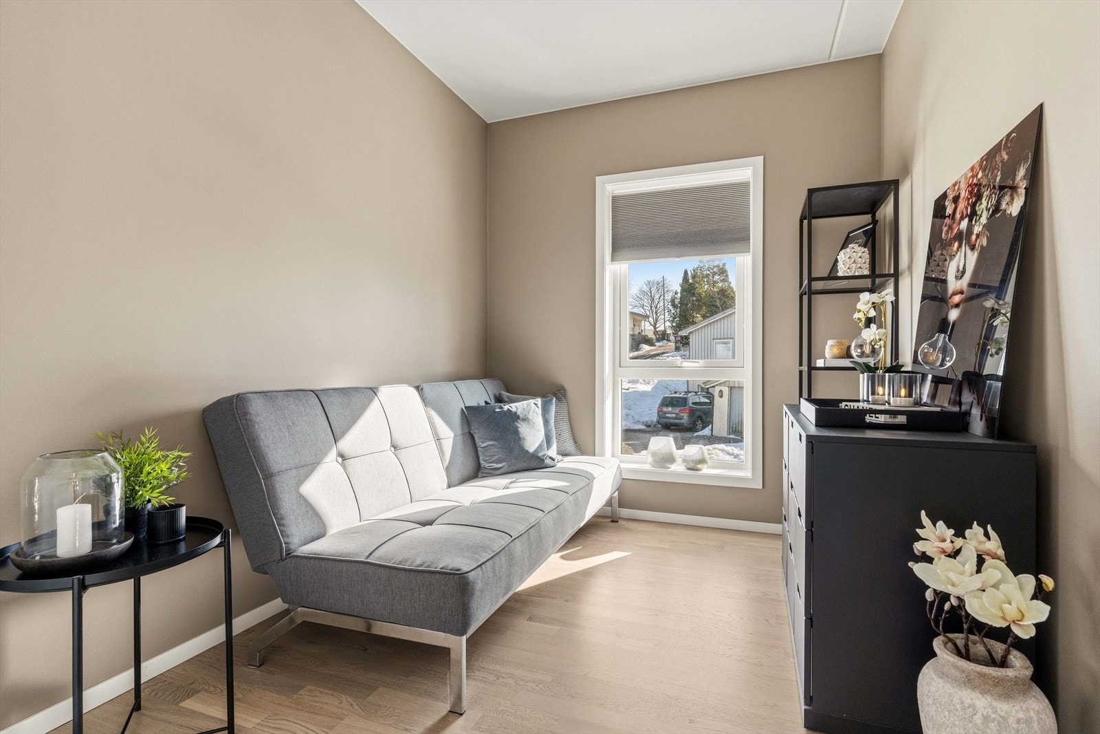 Fleksibelt rom som egner seg perfekt som barnerom, gjesterom eller hjemmekontor. Store vinduer gir et lyst og inspirerende arbeids- eller oppholdsrom. Galleribilde