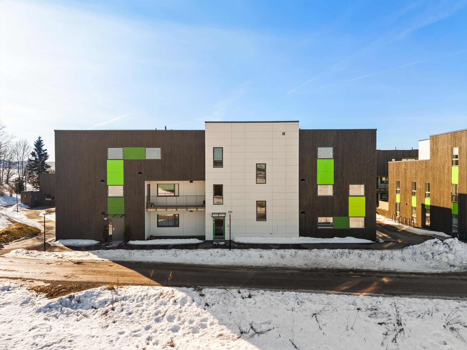Stilren og moderne bygningsmasse fra 2022 med gjennomført arkitektur. Et attraktivt hjem i et nytt og spennende nabolag. Galleribilde