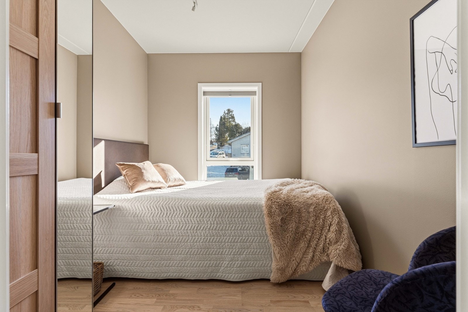 Lunt og innbydende soverom med harmoniske fargetoner. Et perfekt rom for rolige morgener og gode netter. Galleribilde