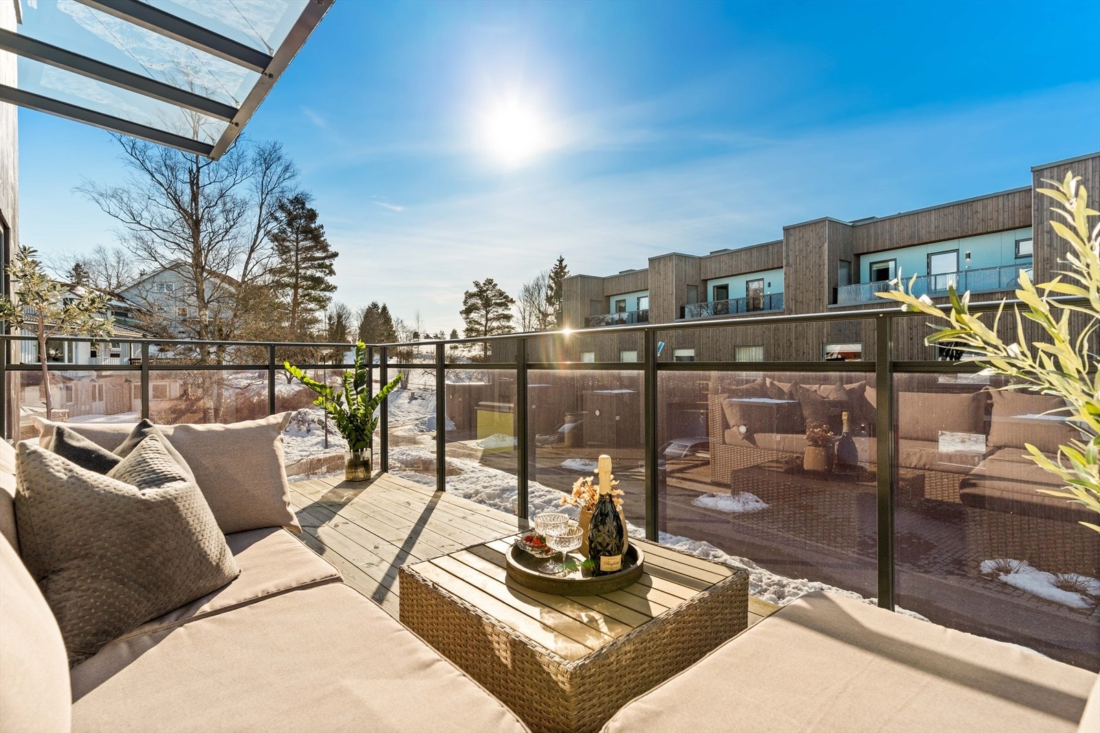 Terrassen gir en herlig uteplass med god plass til både lounge og spisegruppe. Her kan du virkelig nyte gode dager utendørs. Galleribilde