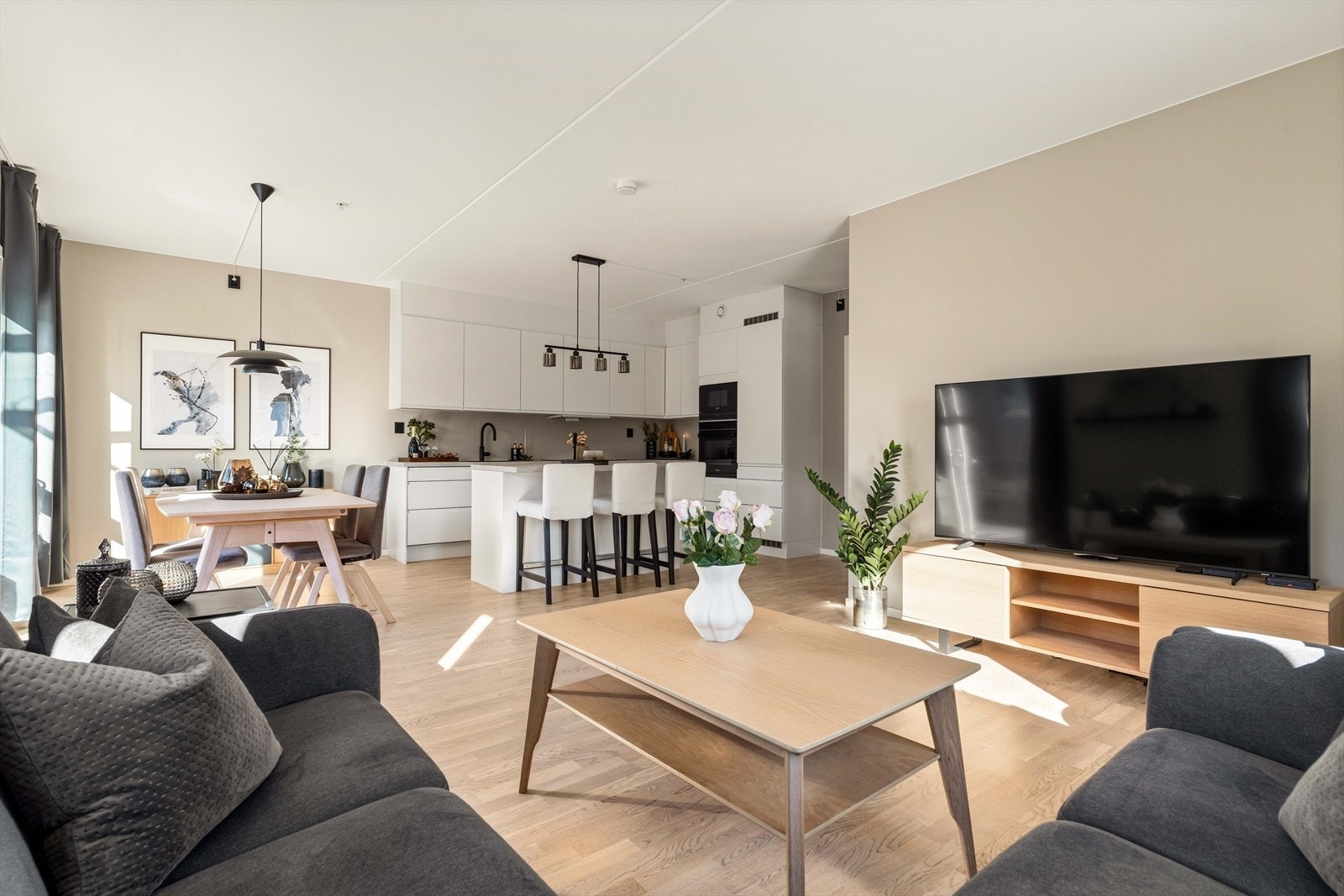 Romslig stue med god plass til sofagruppe og hyggelige samlingspunkter. Et perfekt rom for avslapning etter en lang dag. Galleribilde