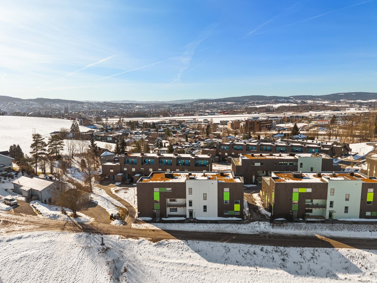 Boligen ligger i et moderne og nyetablert boligområde med gode kvaliteter. Her bor du i rolige og familievennlige omgivelser. Galleribilde