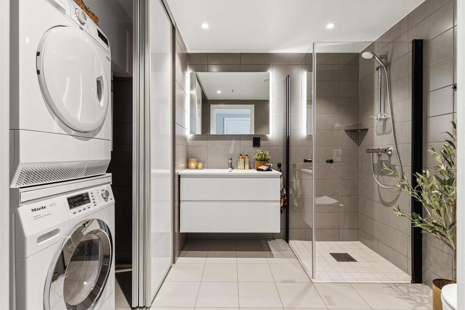 Vaskemaskin og tørketrommel er gjemt bak skyvedøren. Her er hverdagslogistikken ivaretatt. Galleribilde