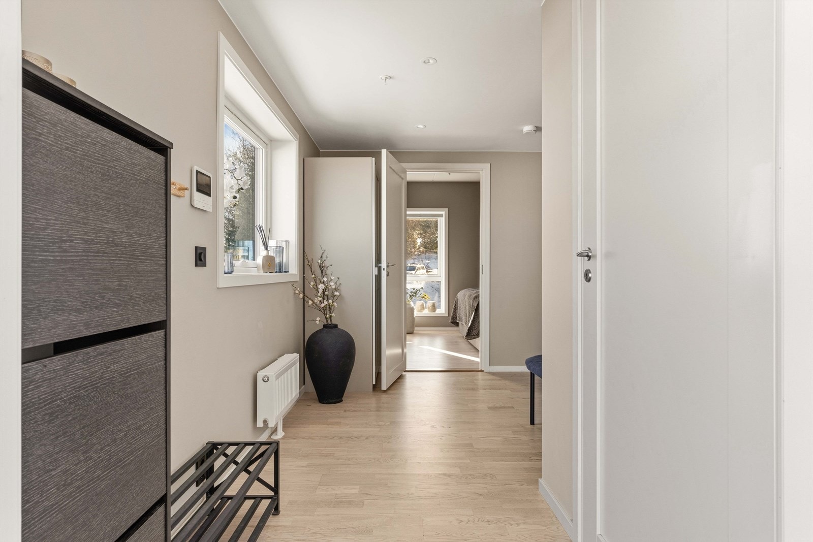 Velkommen inn! Innbydende entré som gir et godt førsteinntrykk av boligen. Det er direkte tilgang til en innvendig bod fra entreen. Galleribilde
