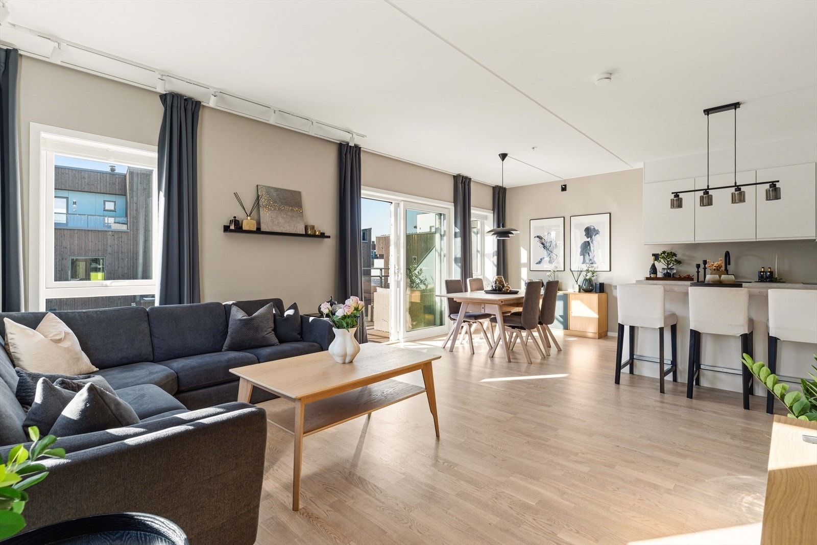 Lys og luftig stue med store vindusflater og åpen løsning mot kjøkken og spisestue. Her får du en moderne og sosial allromsfølelse som er perfekt for både hverdag og gjester. Galleribilde