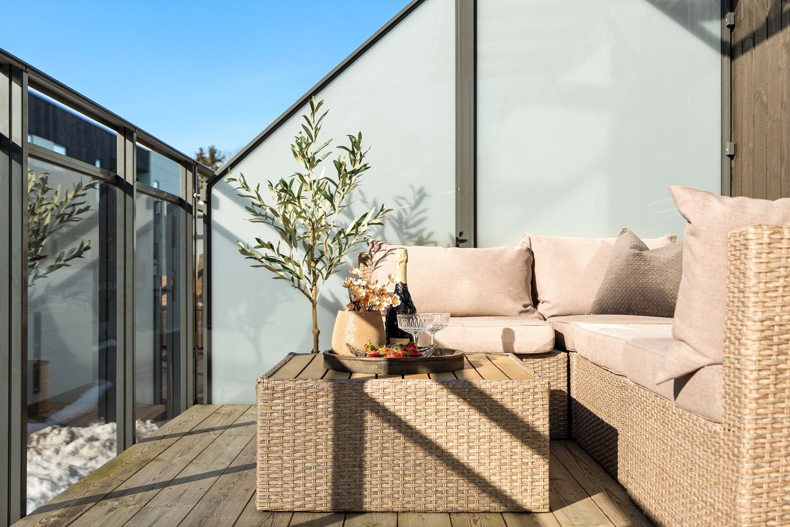 Balkong med flott utsikt og gode solforhold. Et perfekt sted for rolige øyeblikk i frisk luft. Galleribilde