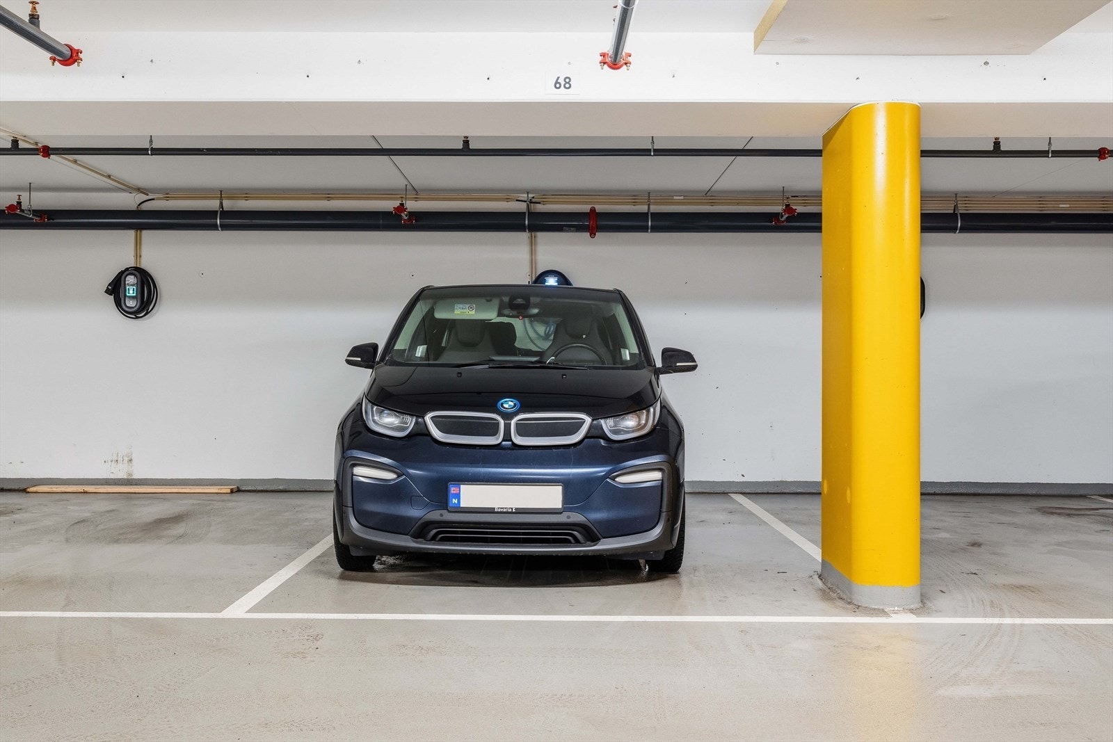 Egen parkeringsplass i garasjeanlegg gir en trygg og praktisk hverdag. Enkel adkomst til boligen. Det er montert ladeboks på plassen. Galleribilde