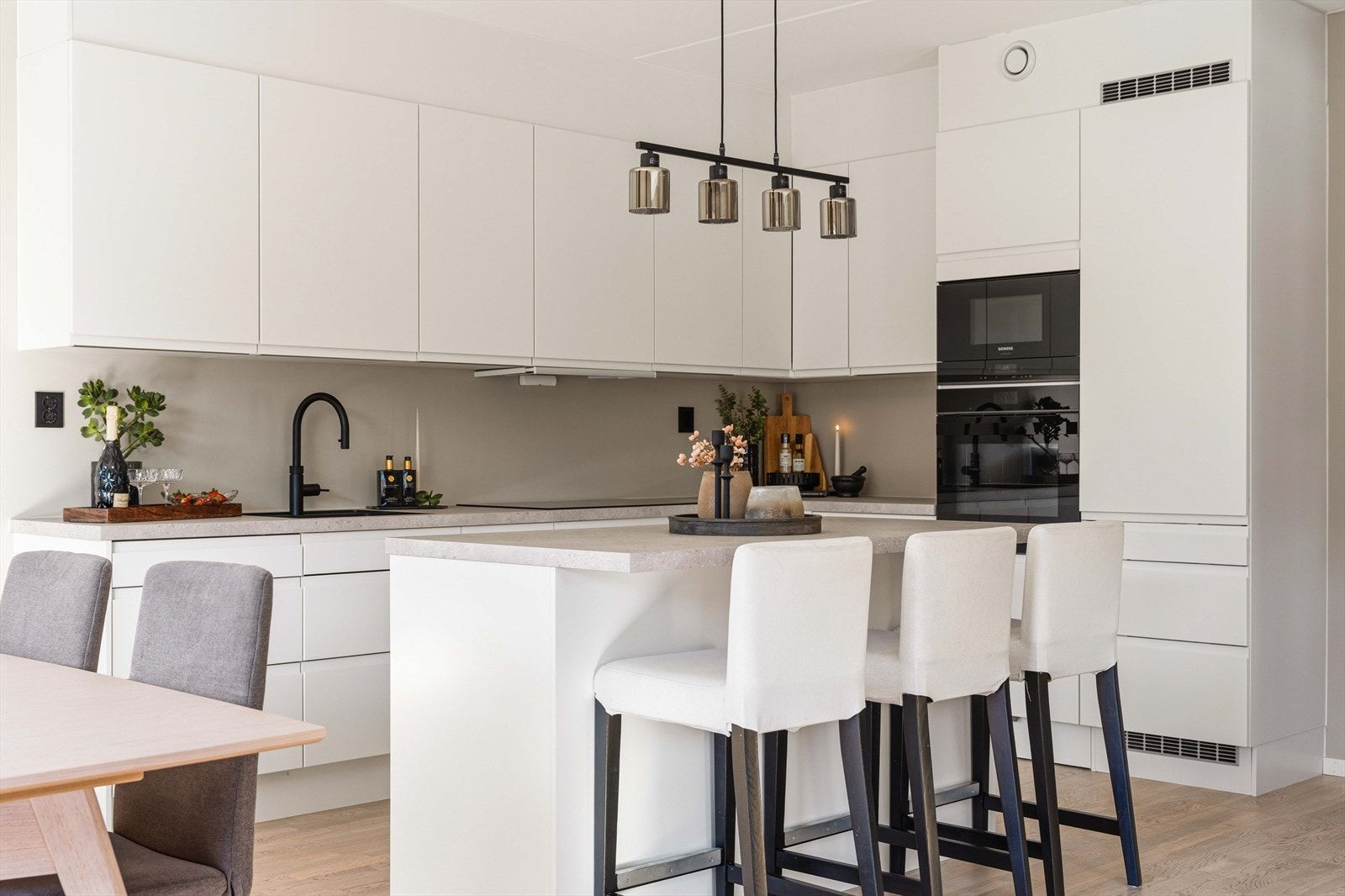 God benkeplass og smarte løsninger gjør kjøkkenet både funksjonelt og innbydende. Et kjøkken som passer like godt til hverdag som til selskap. Galleribilde