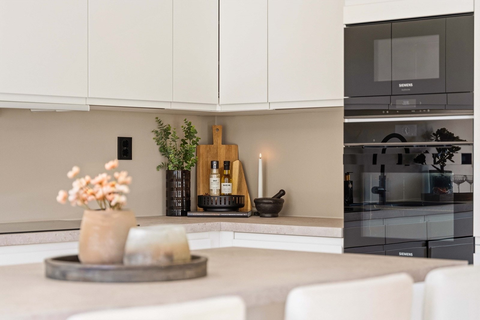 Moderne og stilrent kjøkkenmiljø med gjennomtenkte løsninger. Her kombineres design og funksjonalitet på en elegant måte. Galleribilde