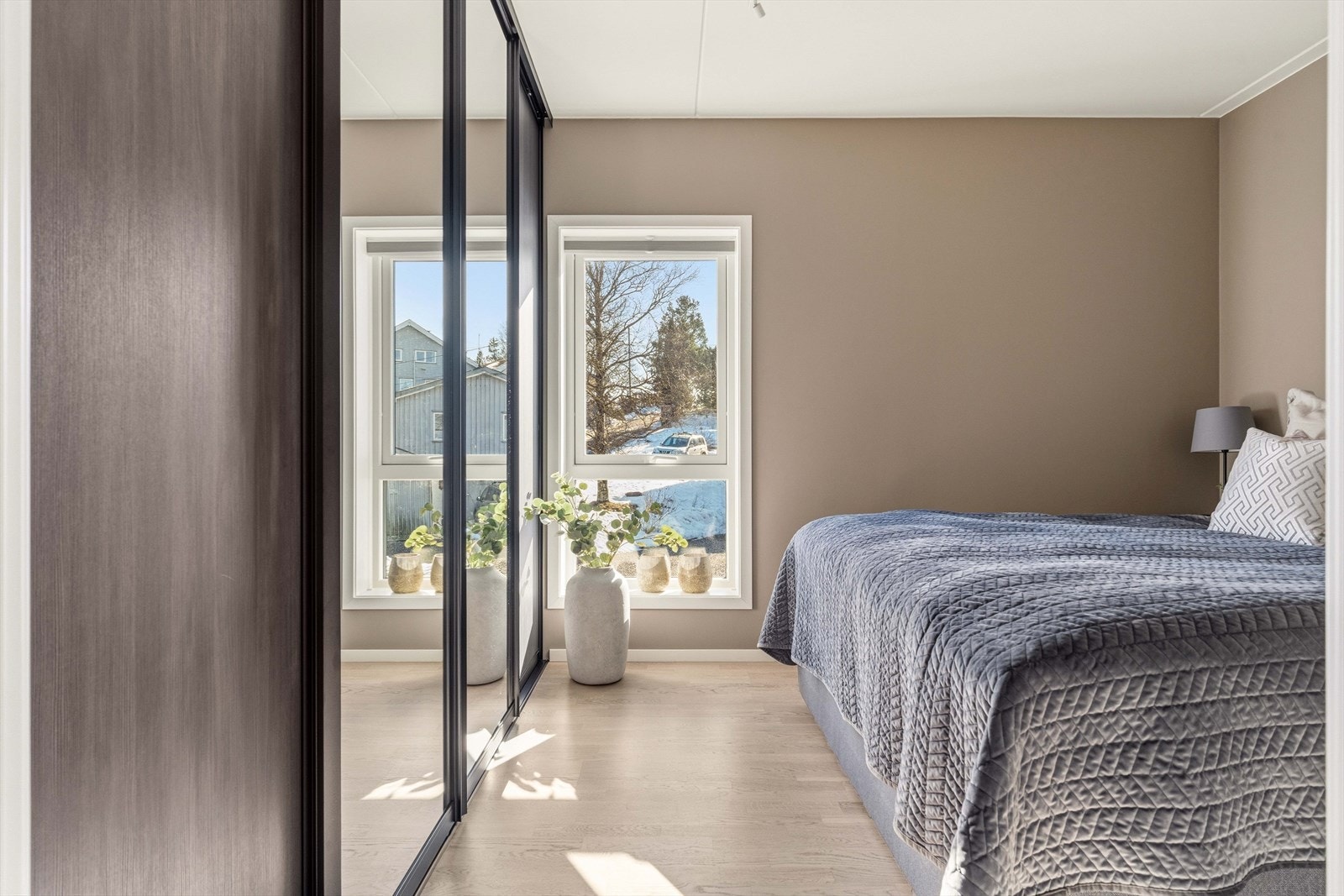 På soverommet er det god plass til dobbeltseng og nattbord. Langs veggen er det en stor skyvedørsgarderobe med god plass til klær for to. Galleribilde