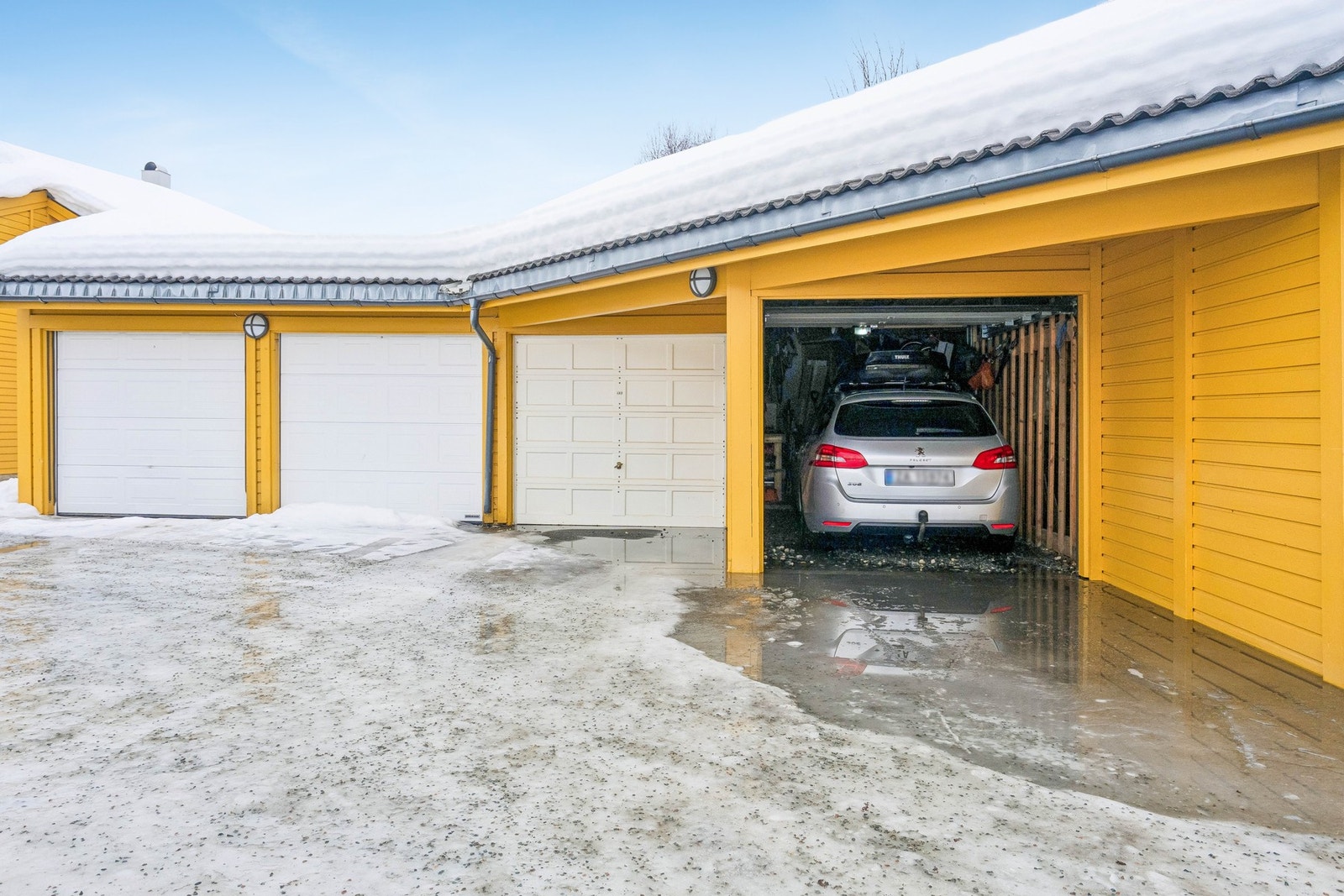 Medfølger parkering i garasje med elbil-lader og elektrisk port. Galleribilde