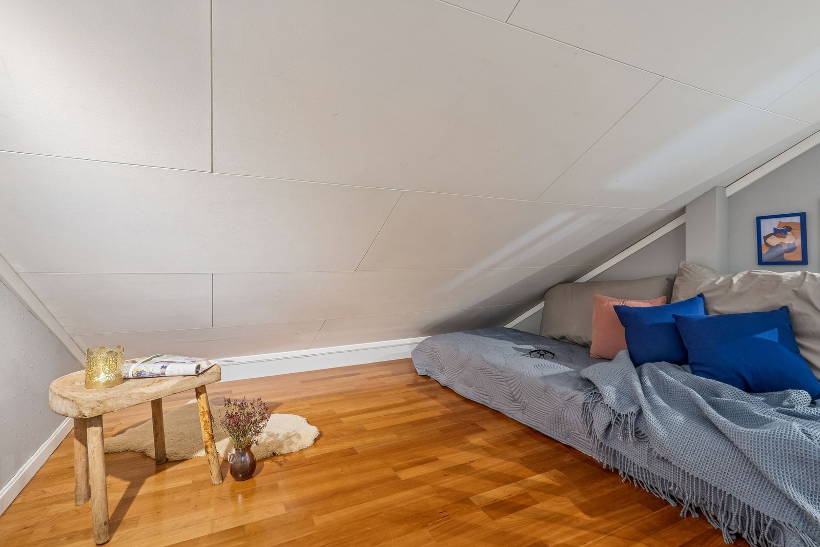 Hyggelig og tilbaketrukket areal innredet som tv-stue. Galleribilde