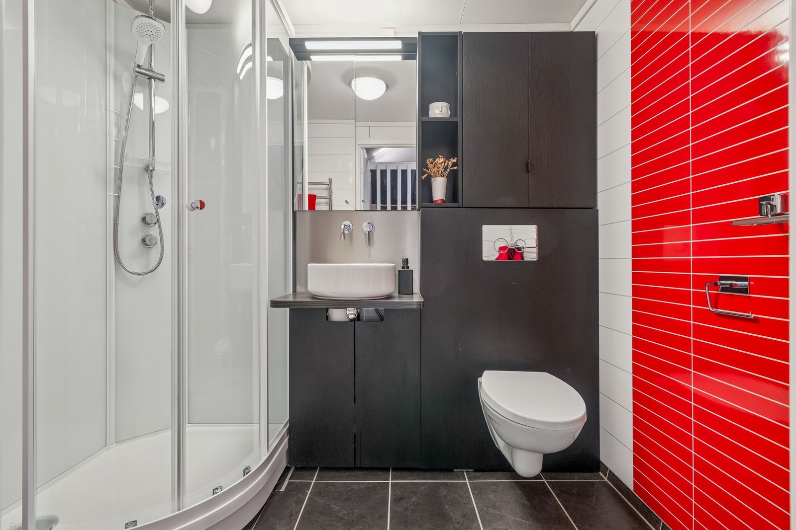 Bad i 2. etasje med stilige fargevalg og innredning. Galleribilde