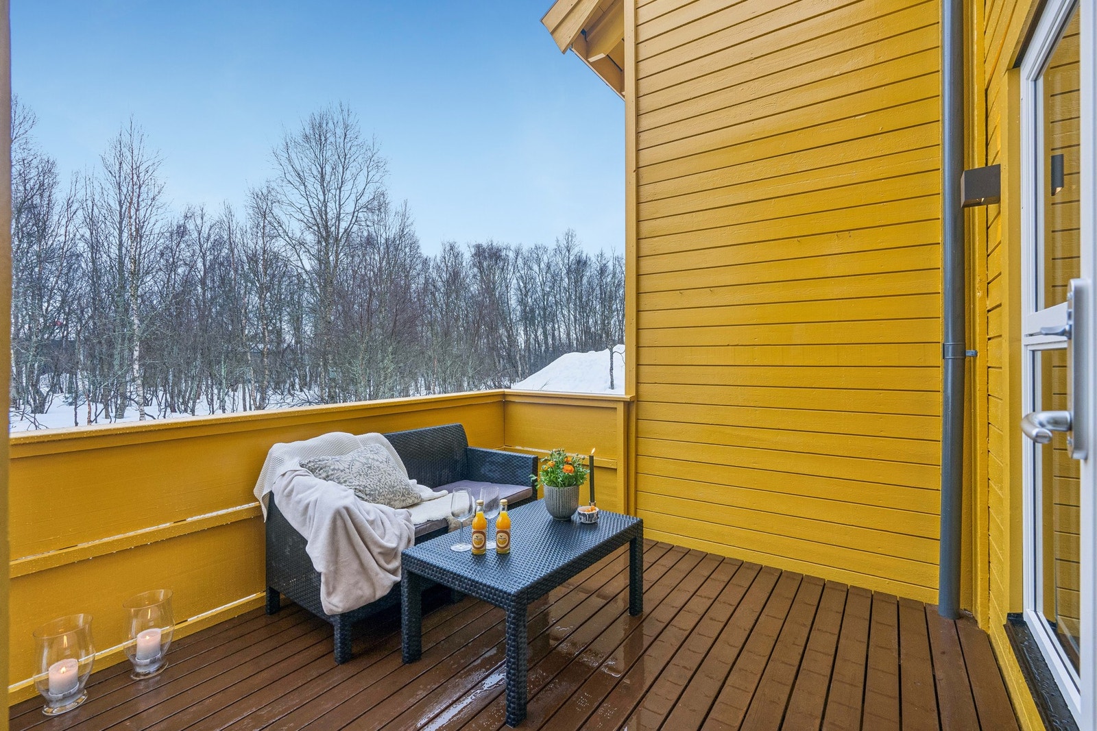 Fra stuen er det utgang til en hyggelig og tilbaketrukket balkong. Galleribilde