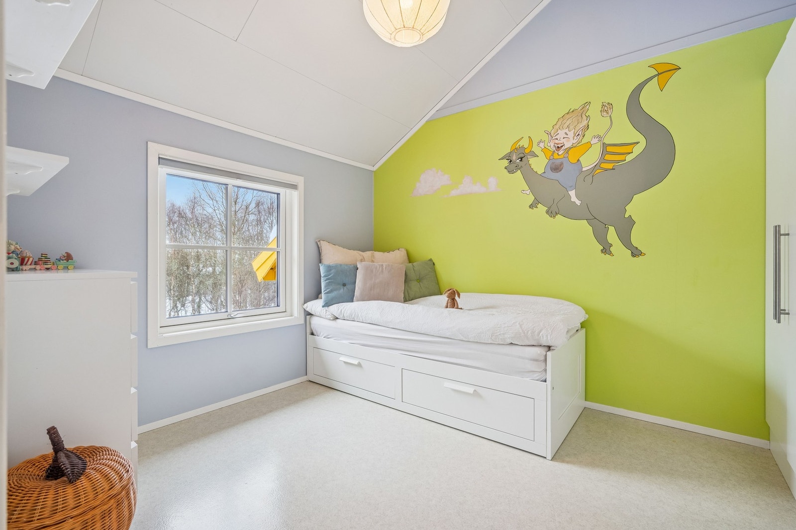 Soverom også av god størrelse, med god takhøyde og godt lysinnslipp. Galleribilde