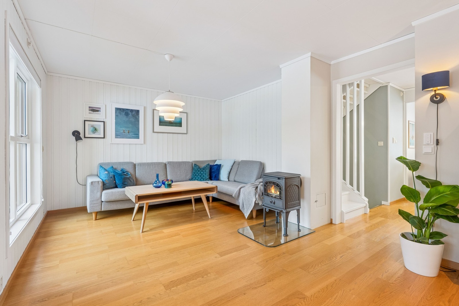 God plass til flere ulike sosiale soner, samt rikelig med lysinnslipp fra store vindusflater. Galleribilde