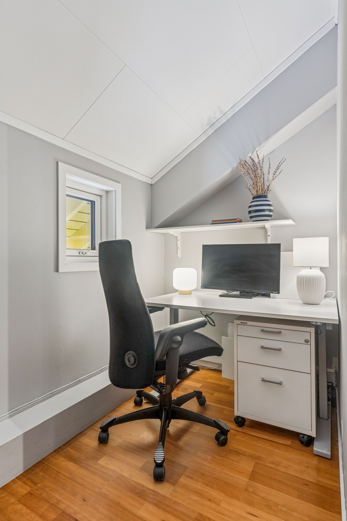 Praktisk og tilbaketrukket kontorplass. Galleribilde