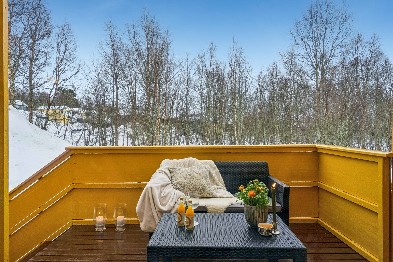 Fra balkongen er det trapp ned til felles grøntareal. Galleribilde