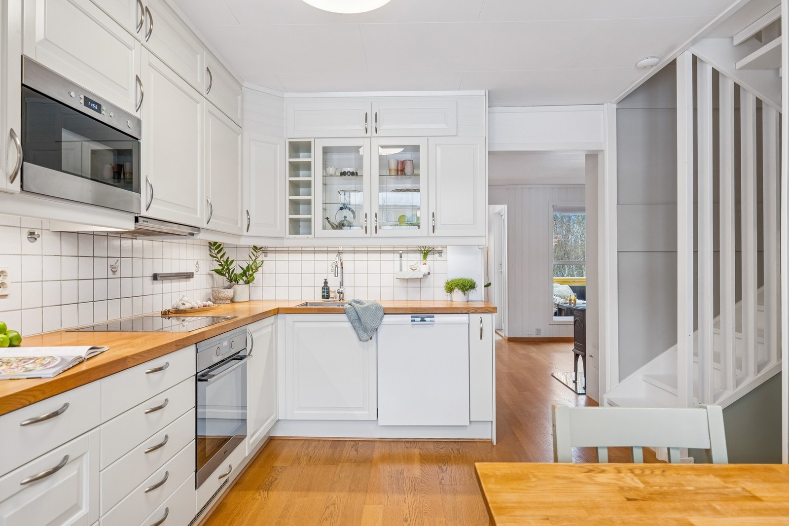 Kjøkkenet har integrerte hvitevarer og godt med skap- og benkeplass. Galleribilde